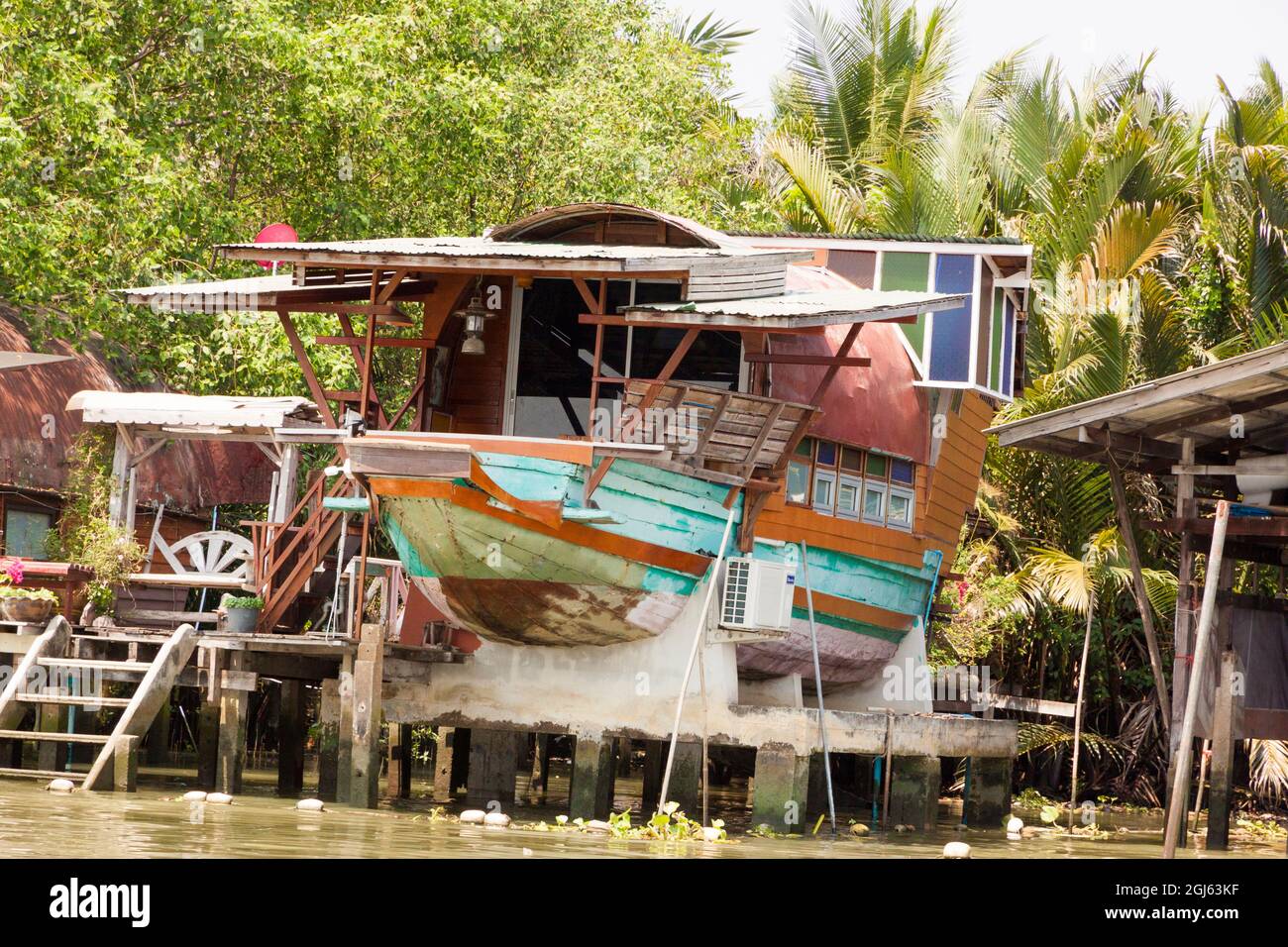 Thailand, Provinz Samut Songkhram, Amphawa District. Haus am Fluss Mae Klong, gebaut aus einem Boot. Stockfoto