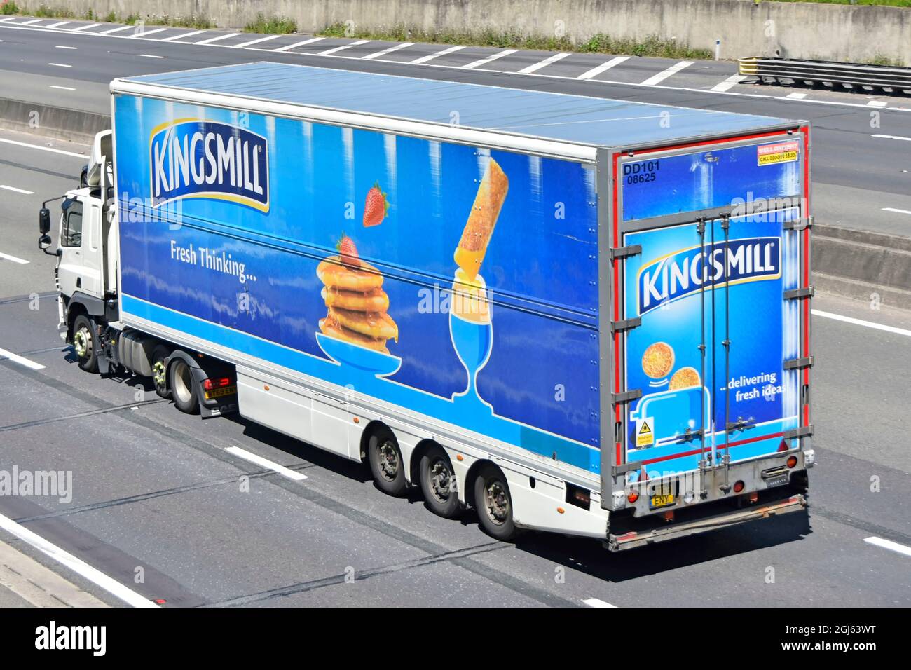 Werbung der Marke Kingsmill Bread von Associated British Foods, Seite- und Rückansicht eines Sattelaufliegers hinter einem weißen LKW, der auf der britischen Autobahn fährt Stockfoto