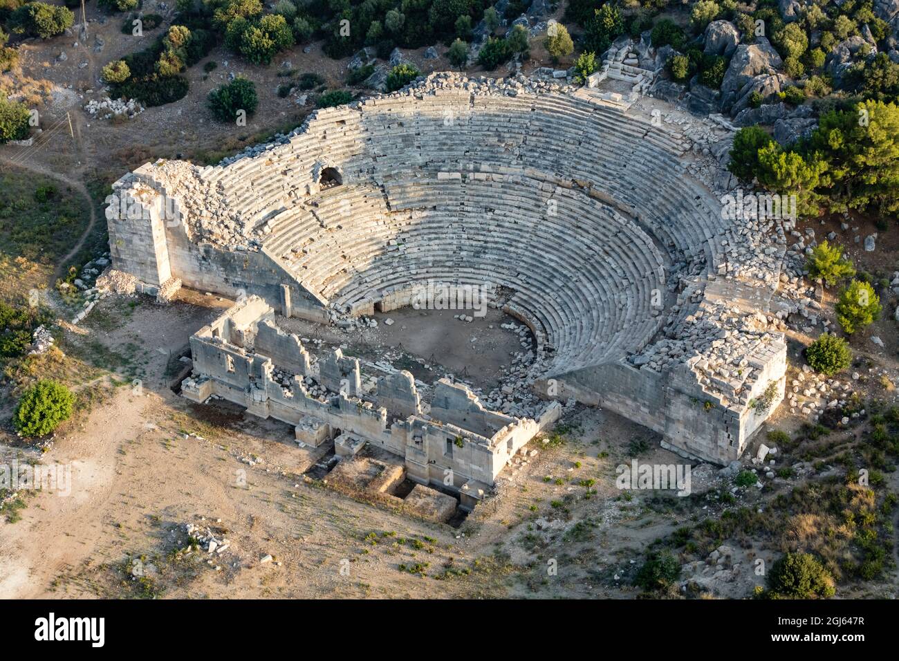 Luftaufnahme des Amphitheaters in der antiken Stadt Patara, Antalya, Türkei. Stockfoto
