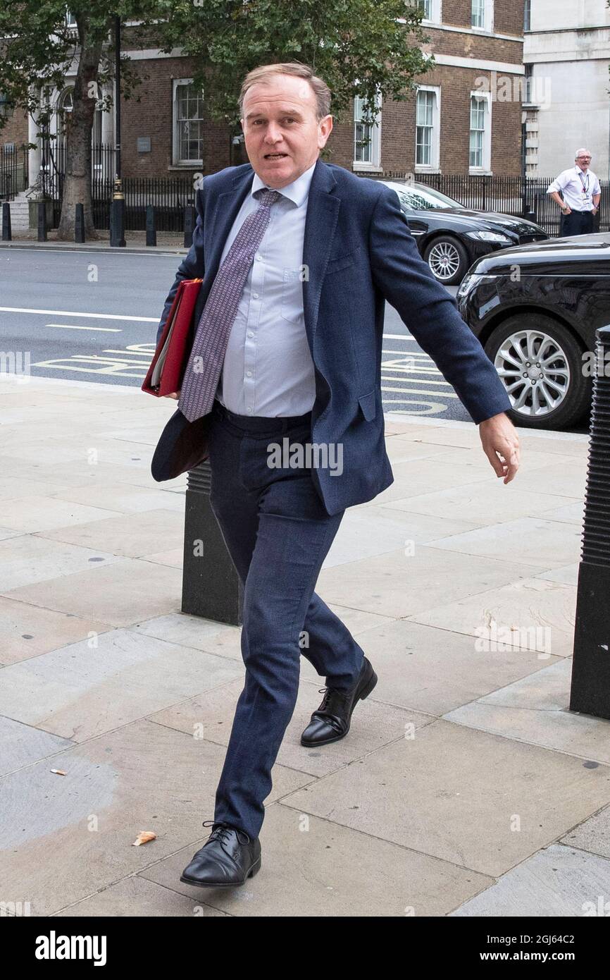 Der Staatssekretär für Umwelt, Ernährung und Angelegenheiten des ländlichen Raums, George Eustice, trifft am 9. September 2021 im Kabinett in Zentral-London ein Stockfoto