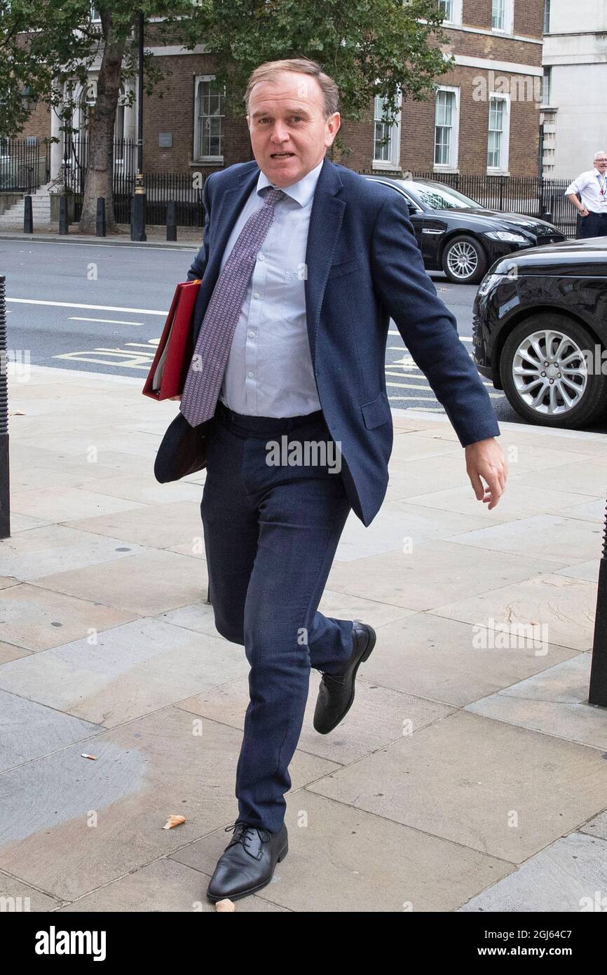 Der Staatssekretär für Umwelt, Ernährung und Angelegenheiten des ländlichen Raums, George Eustice, trifft am 9. September 2021 im Kabinett in Zentral-London ein Stockfoto