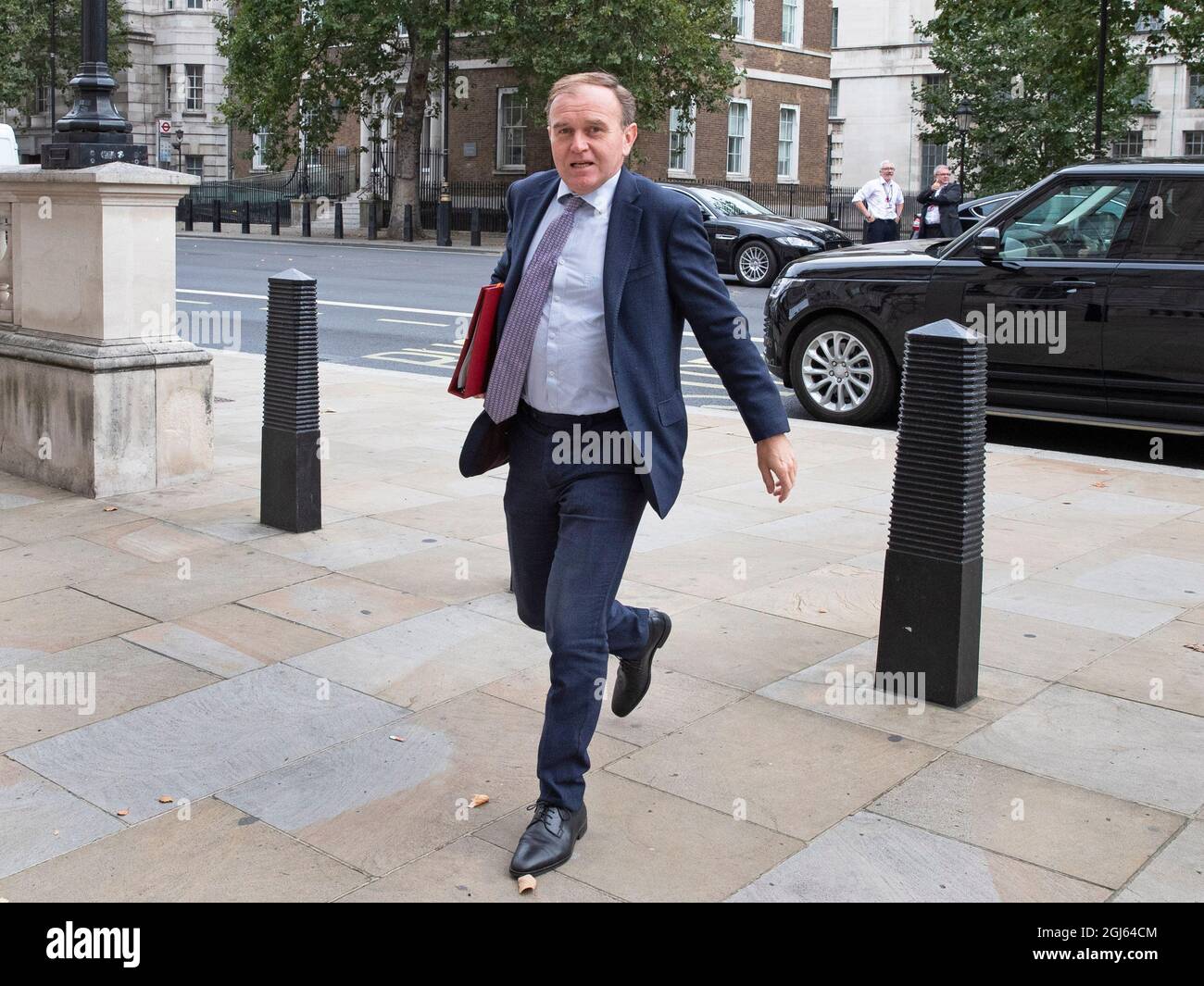 Der Staatssekretär für Umwelt, Ernährung und Angelegenheiten des ländlichen Raums, George Eustice, trifft am 9. September 2021 im Kabinett in Zentral-London ein Stockfoto