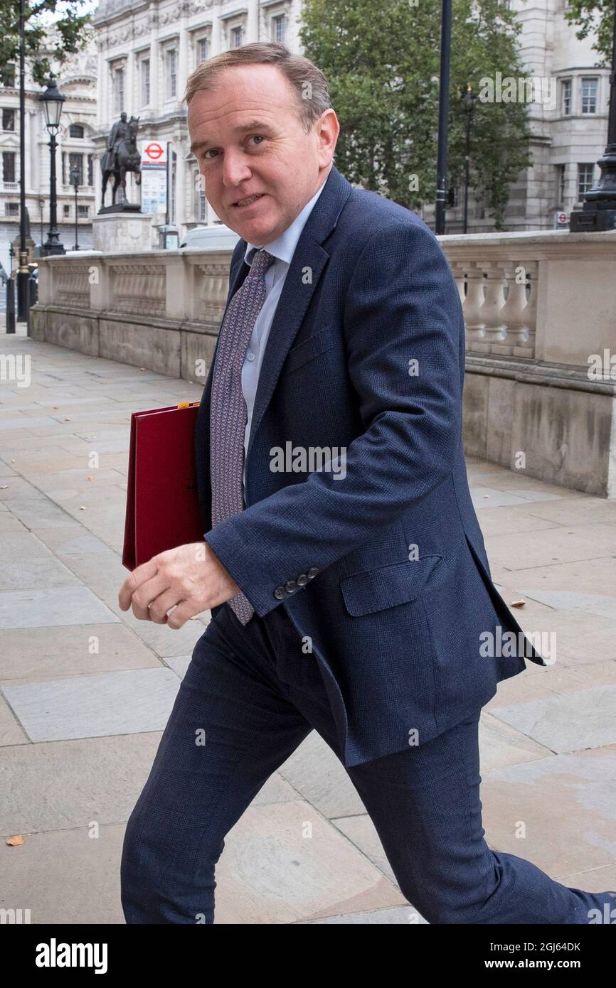 Der Staatssekretär für Umwelt, Ernährung und Angelegenheiten des ländlichen Raums, George Eustice, trifft am 9. September 2021 im Kabinett in Zentral-London ein Stockfoto