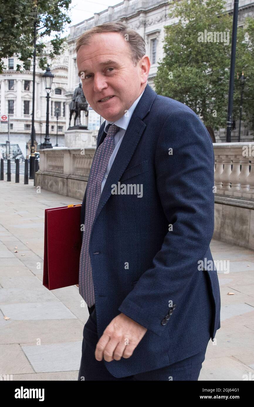 Der Staatssekretär für Umwelt, Ernährung und Angelegenheiten des ländlichen Raums, George Eustice, trifft am 9. September 2021 im Kabinett in Zentral-London ein Stockfoto