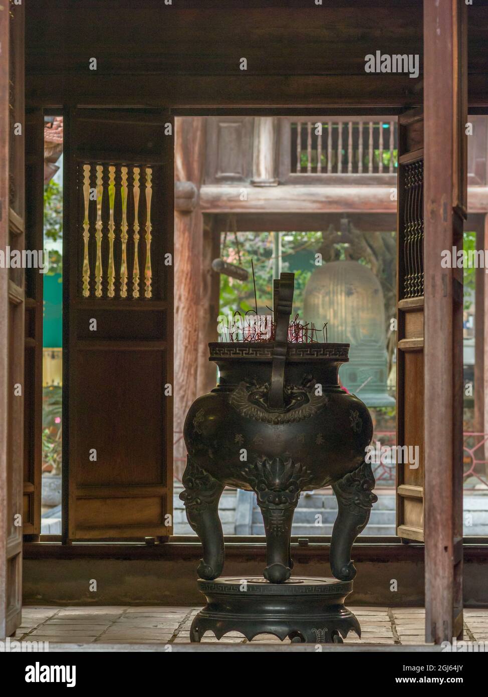Vietnam, Hanoi. Literaturtempel, Urne mit Weihrauch und Holztüren. Stockfoto