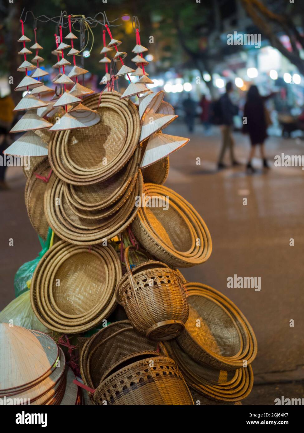 Vietnam, Hanoi. Altstadt, Nachtmarkt. Gewebte Körbe und Non-La-Hüte zum Verkauf angezeigt. Stockfoto