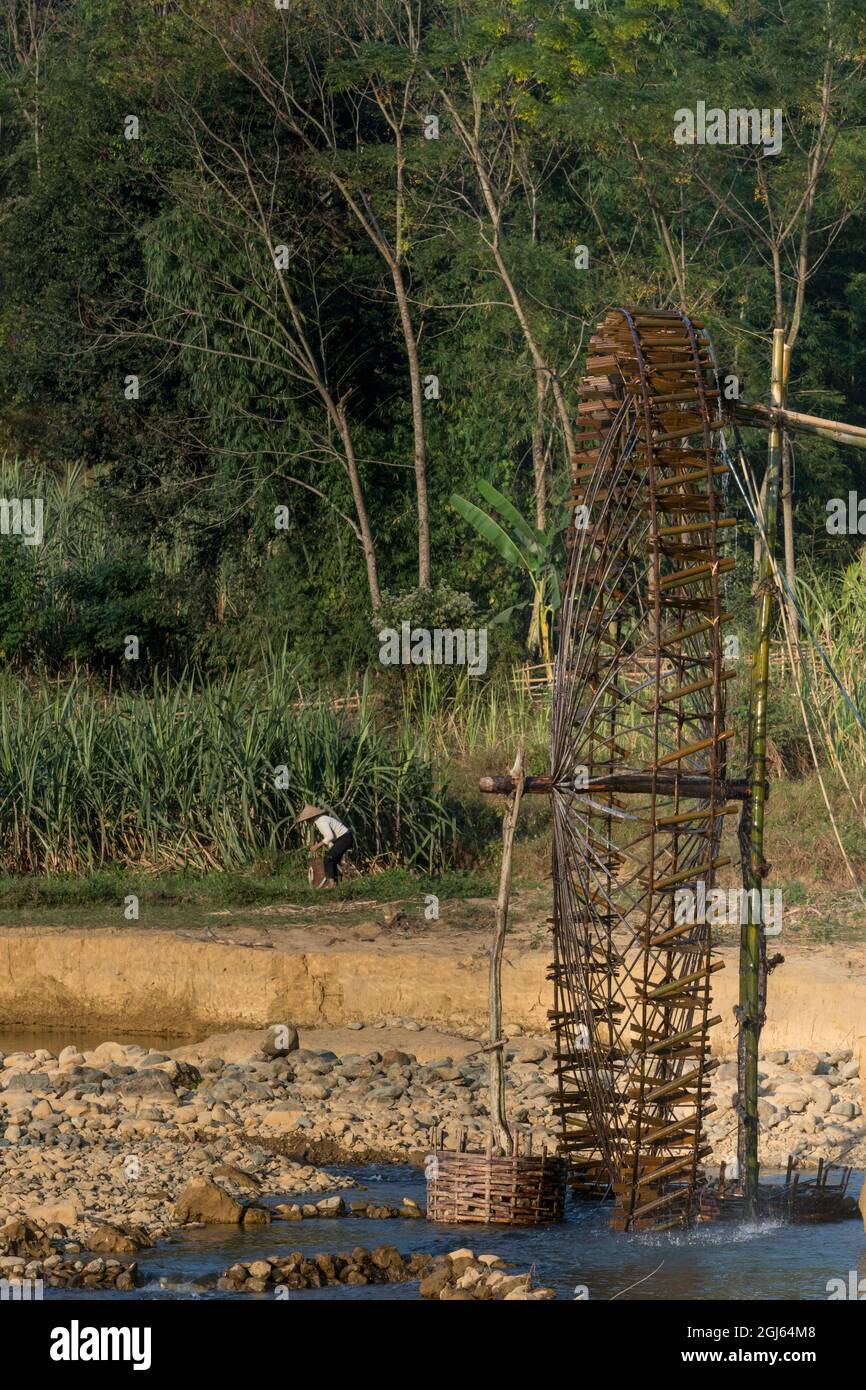 Vietnam, Pu Luong Nature Reserve. Wasserrad auf dem Cham River. Stockfoto