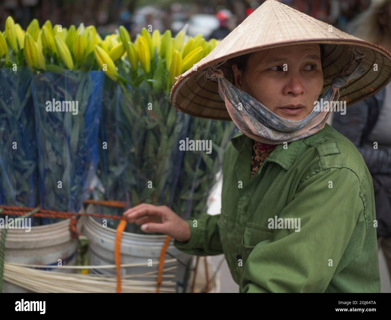 Asien, Vietnam, Hanoi, Altstadt, Frau mit konischem Non-La-Hut, Verkauf von Blumen. (Nur Für Redaktionelle Zwecke) Stockfoto