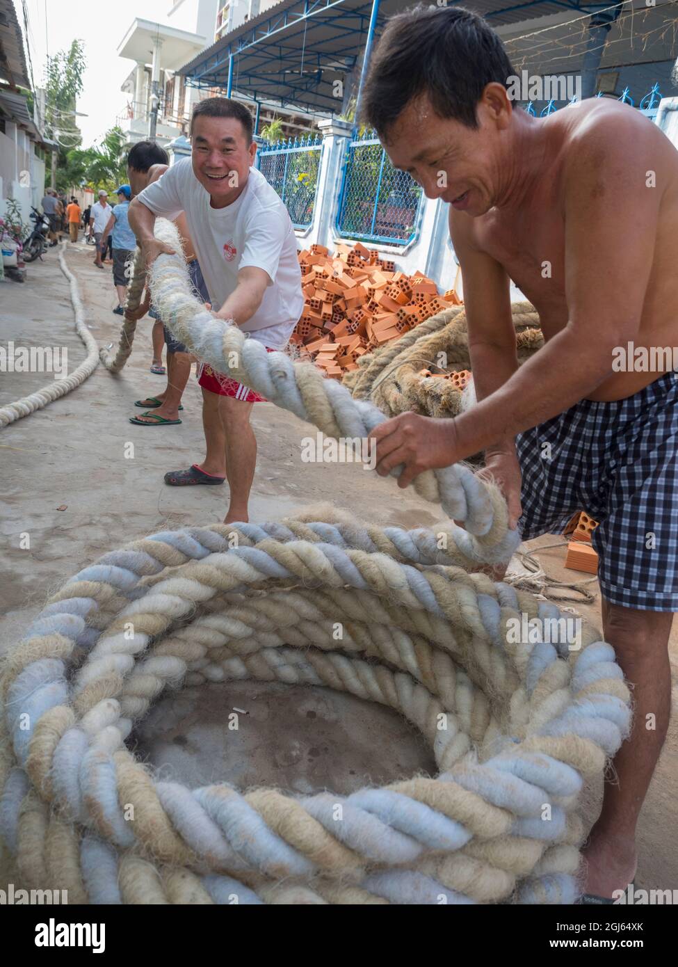 Asien, Vietnam, Mui Ne. Männer, die ein großes Seil umwickeln. (Nur Für Redaktionelle Zwecke) Stockfoto