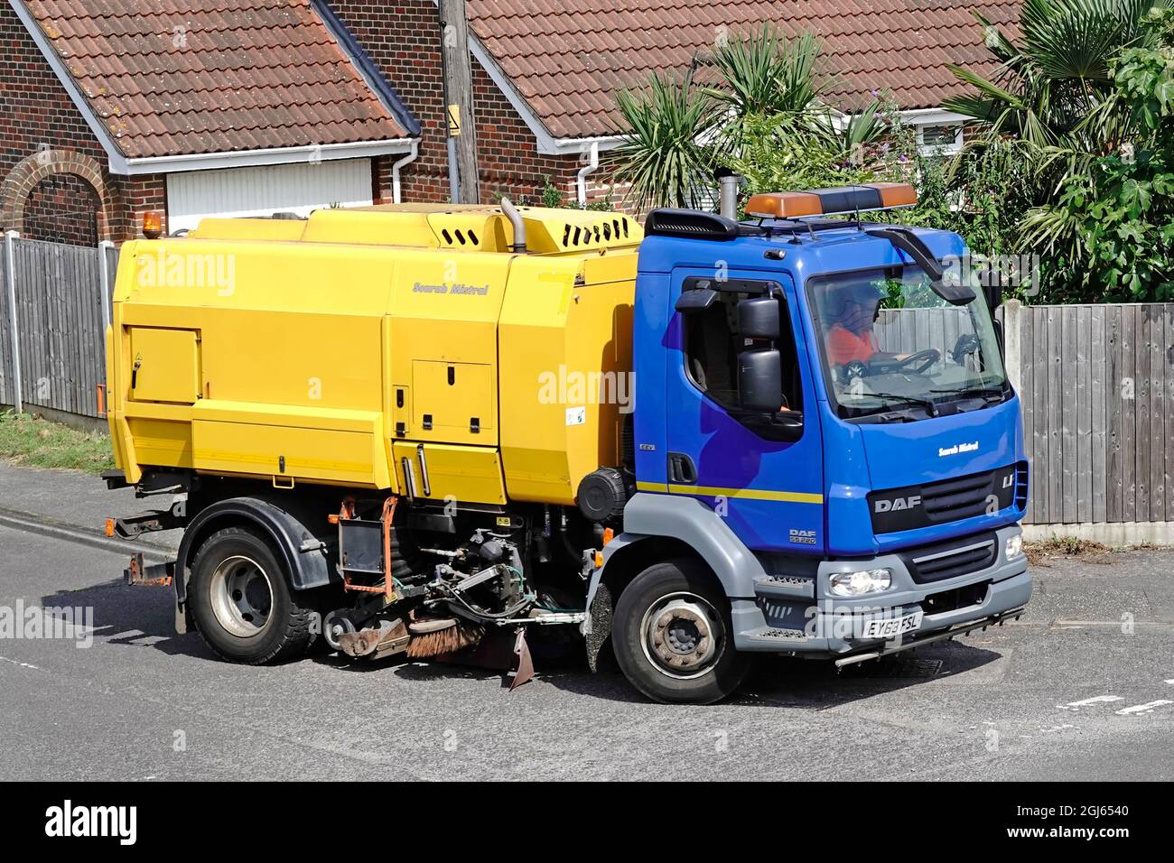 Nahaufnahme der lokalen Behörde blau DAF Marke LKW-Fahrzeug-Chassis und gelb spezialisiert automatisierten mechanischen Bordstein Straße Kehrmaschinen Ausrüstung England Großbritannien Stockfoto