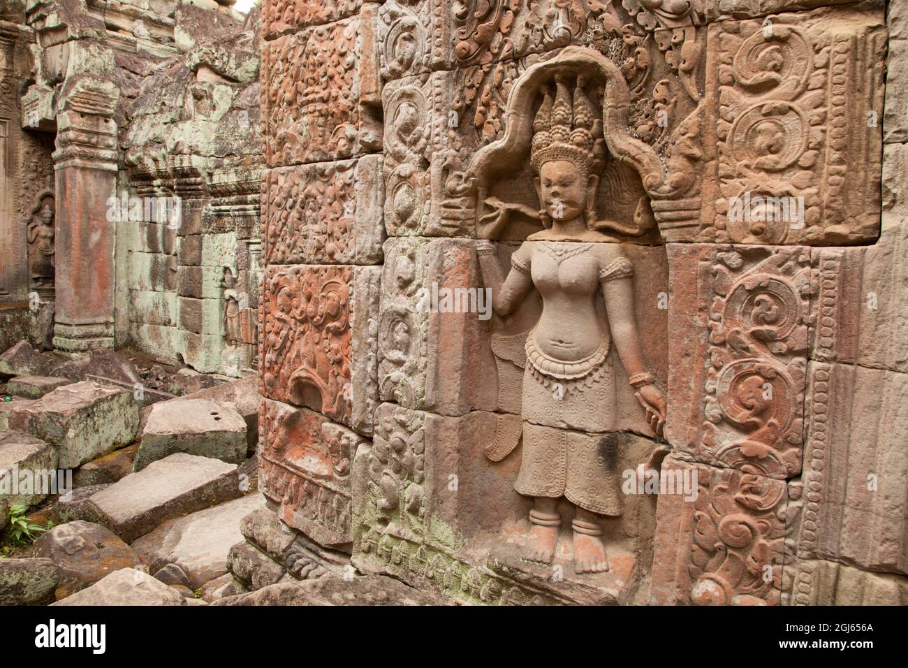 Kambodscha, Angkor Wat, Schnitzereien von Aspara-Tänzern im Khmer-Tempelkomplex aus dem 12. Jahrhundert (UNESCO-Weltkulturerbe). Stockfoto
