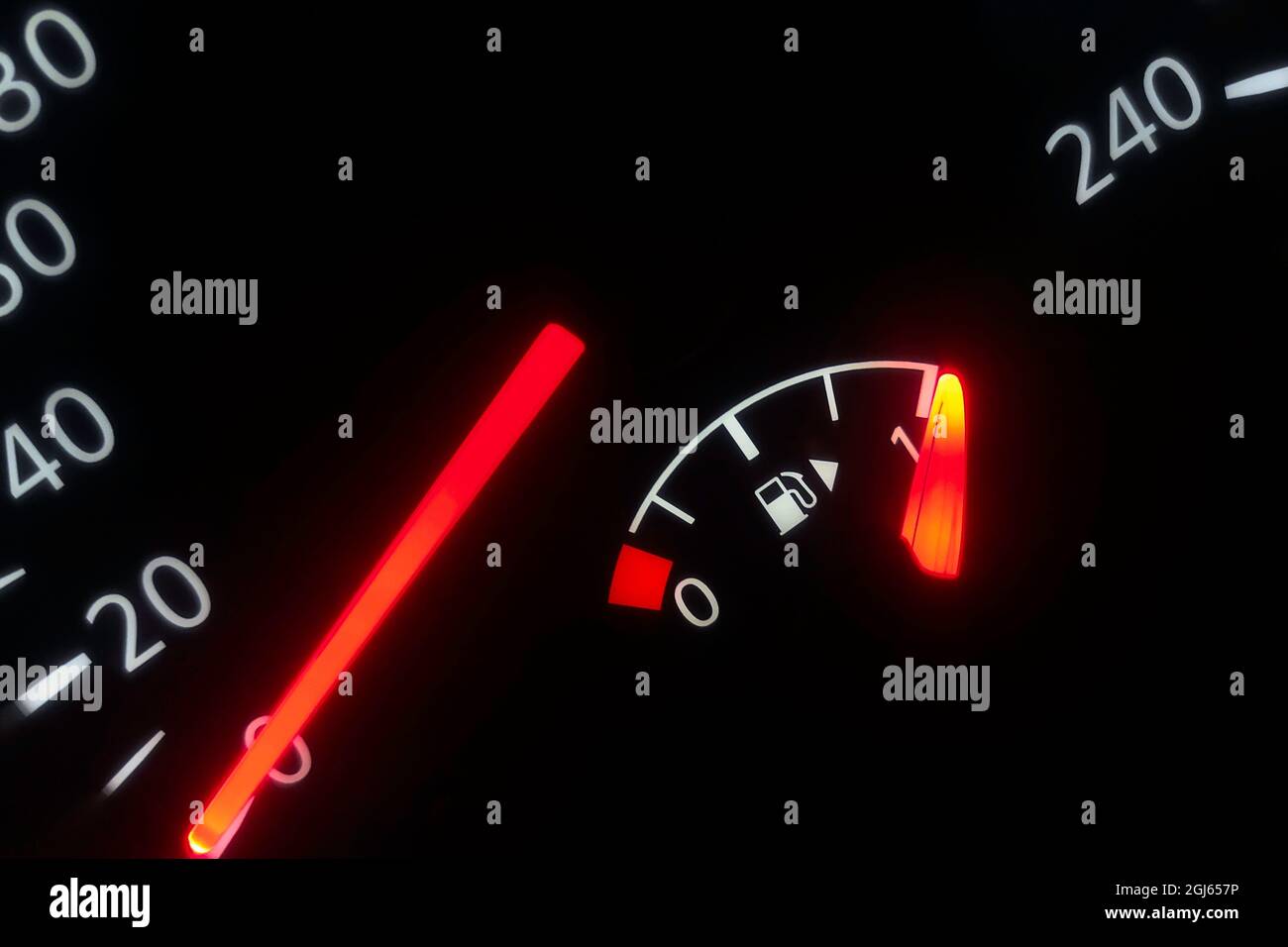 Kraftstoffanzeige, Voller Tank, Kraftstoffanzeige Im Auto Stockfoto