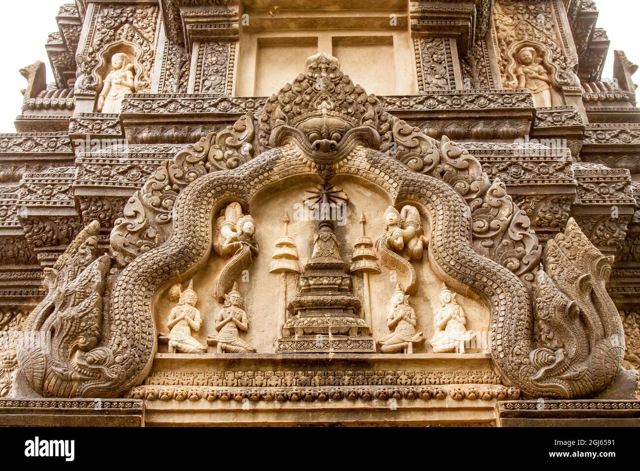 Kambodscha, Siem Reap. Aufwendige Details an der Fassade einer Stupa. Stockfoto
