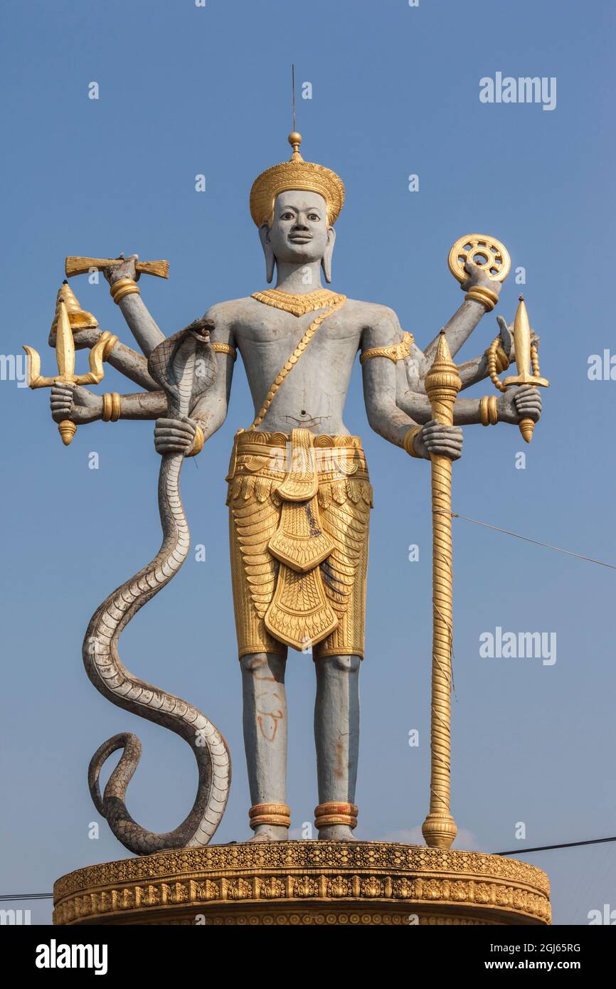 Kambodscha, Battambang. Vishnu-Kreisverkehr, Statue des hindu-Gottes Vishnu. Stockfoto