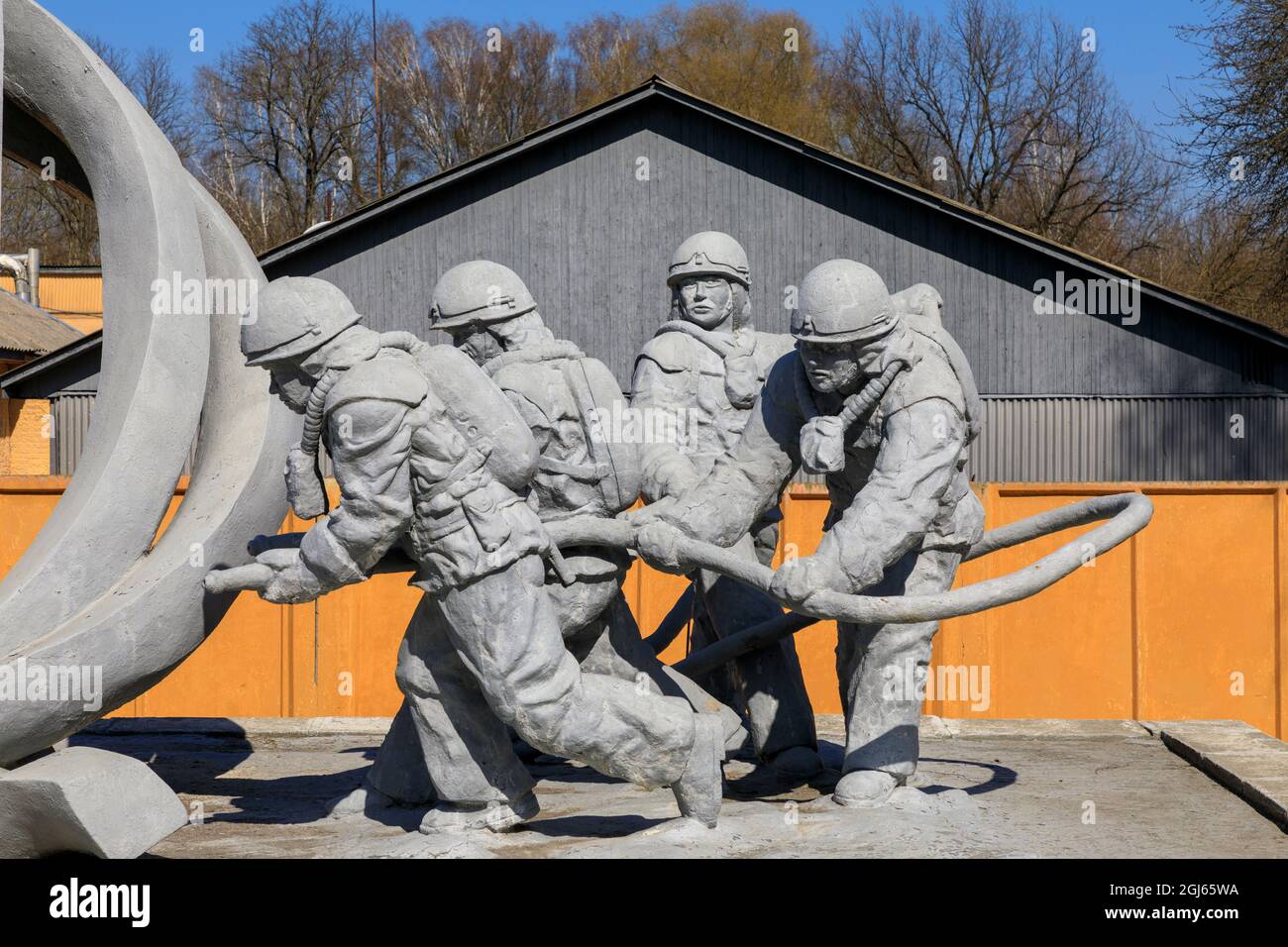 Ukraine, Pripjat, Tschernobyl“. Denkmal für die Statue der Liquidatoren, die an die gefallenen Ersthelfer, die Feuerwehrmänner, erinnert. (Nur Für Redaktionelle Zwecke) Stockfoto
