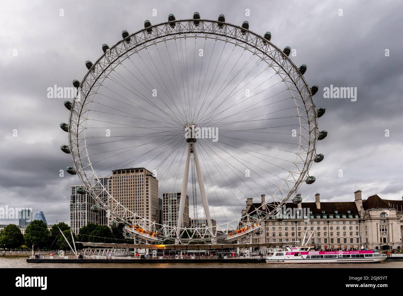Das London Eye und das London Eye Flusskreuzfahrtschiff an Einem bewölkten Tag, London, Großbritannien. Stockfoto