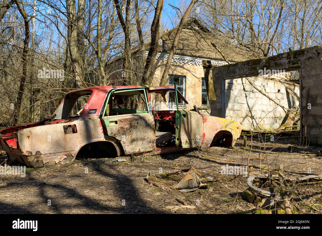 Ukraine, Pripjat, Tschernobyl. Das Auto war kaputt. Verlassene Haus und Auto. (Nur Für Redaktionelle Zwecke) Stockfoto