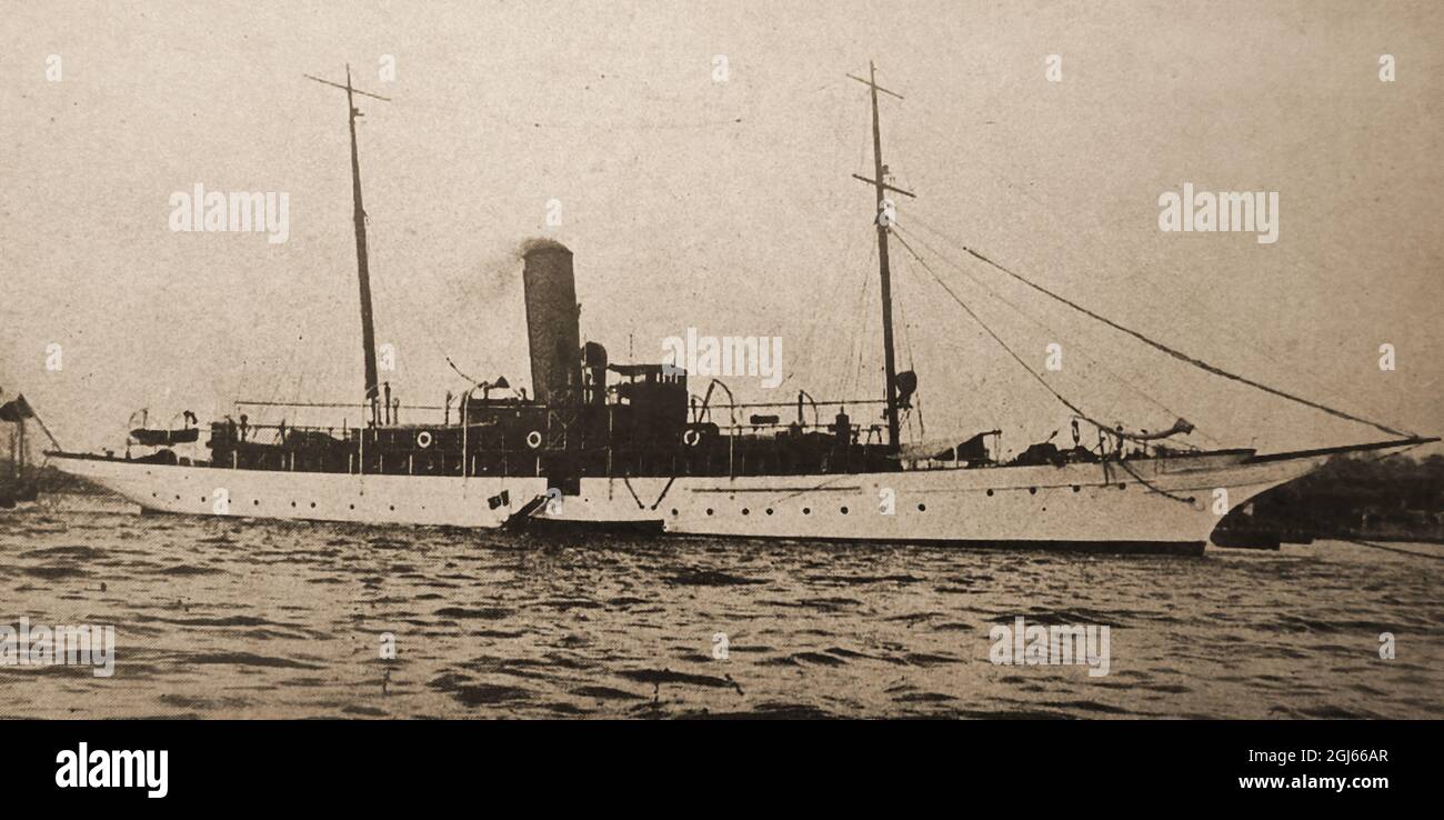 1939 - die Dampfyacht ELETTRA, die von Marconi für Funktelegrafieexperimente genutzt wird. Guglielmo Marconis Dampfyacht war ein seetaugliches Labor, das während der Zwischenkriegszeit für Experimente mit drahtloser Telegrafie, drahtloser Telefonie und anderen Kommunikations- und Richtungsfindungstechniken verwendet wurde. Zuvor war sie eine private Yacht und ein Marinepatrouillenboot gewesen. Sie wurde ursprünglich in den Werften von Ramage und Ferguson Ltd. In Leith gebaut ----- Das Schiff wurde in Schottland für Erzherzog Charles Stephen von Österreich unter ihrem ursprünglichen Namen Rovenska gebaut Stockfoto