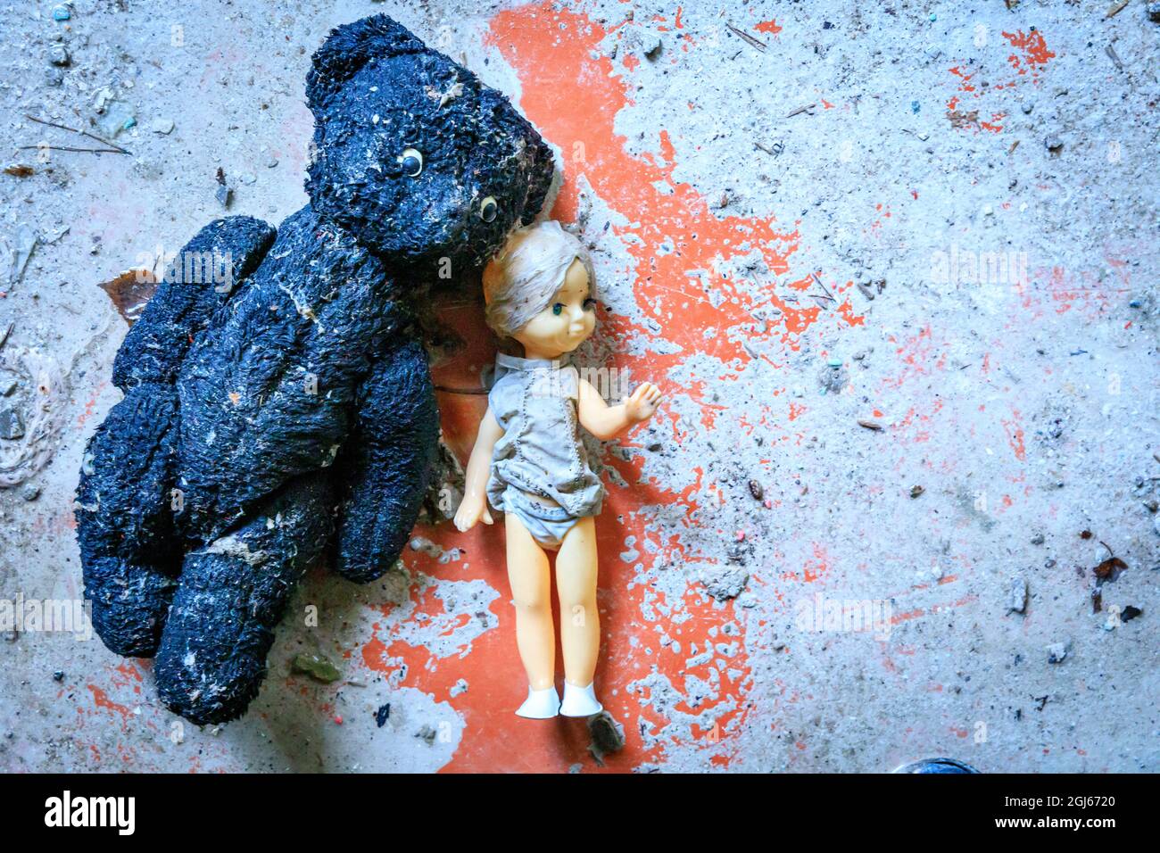 Ukraine, Pripjat, Tschernobyl. Spielzeug im Kindergarten. Ein schwer verbrannter Teddybär und eine Puppe. Stockfoto