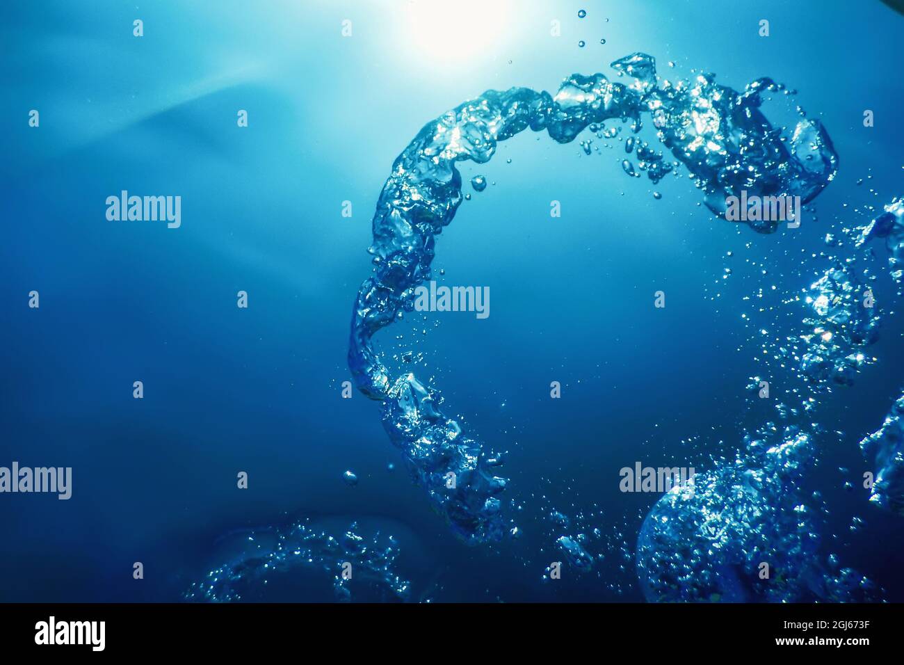 Unterwasserblasen mit Sonnenlicht. Unterwasser Hintergrund Blasen Stockfoto