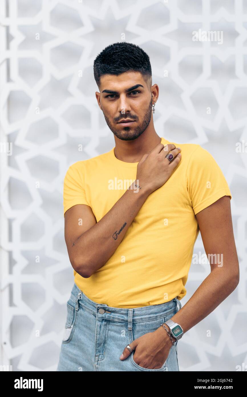 Vertikales Porträt eines kaukasischen jungen Mannes in Sommerkleidung Stockfoto