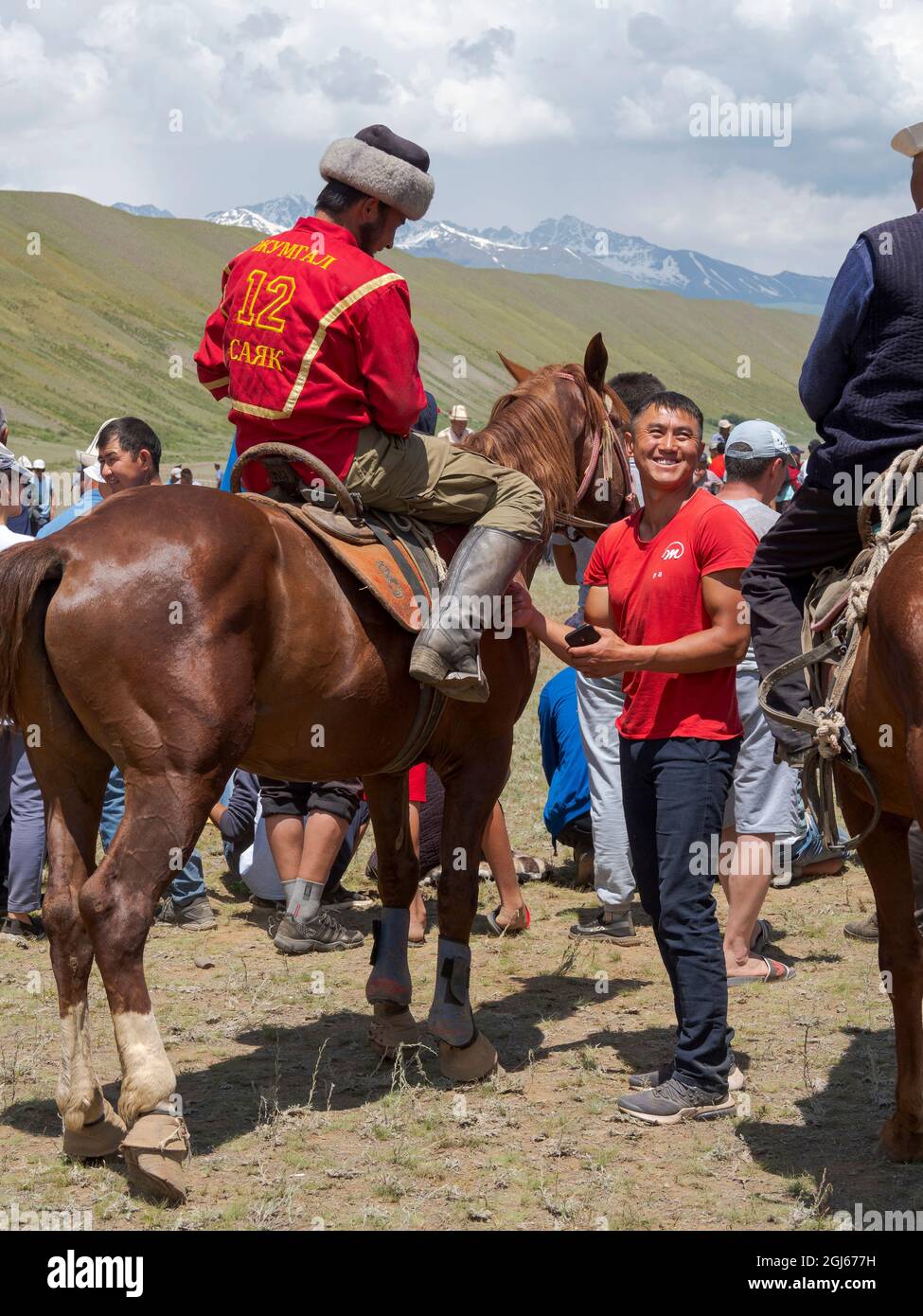 Spieler, die auf das nächste Spiel warten. Kok Boru (UNESCO), traditioneller Reitmannschaftssport. Festival zum Gedenken an Herrn Koshkomul, ein Sportler und Folk h Stockfoto