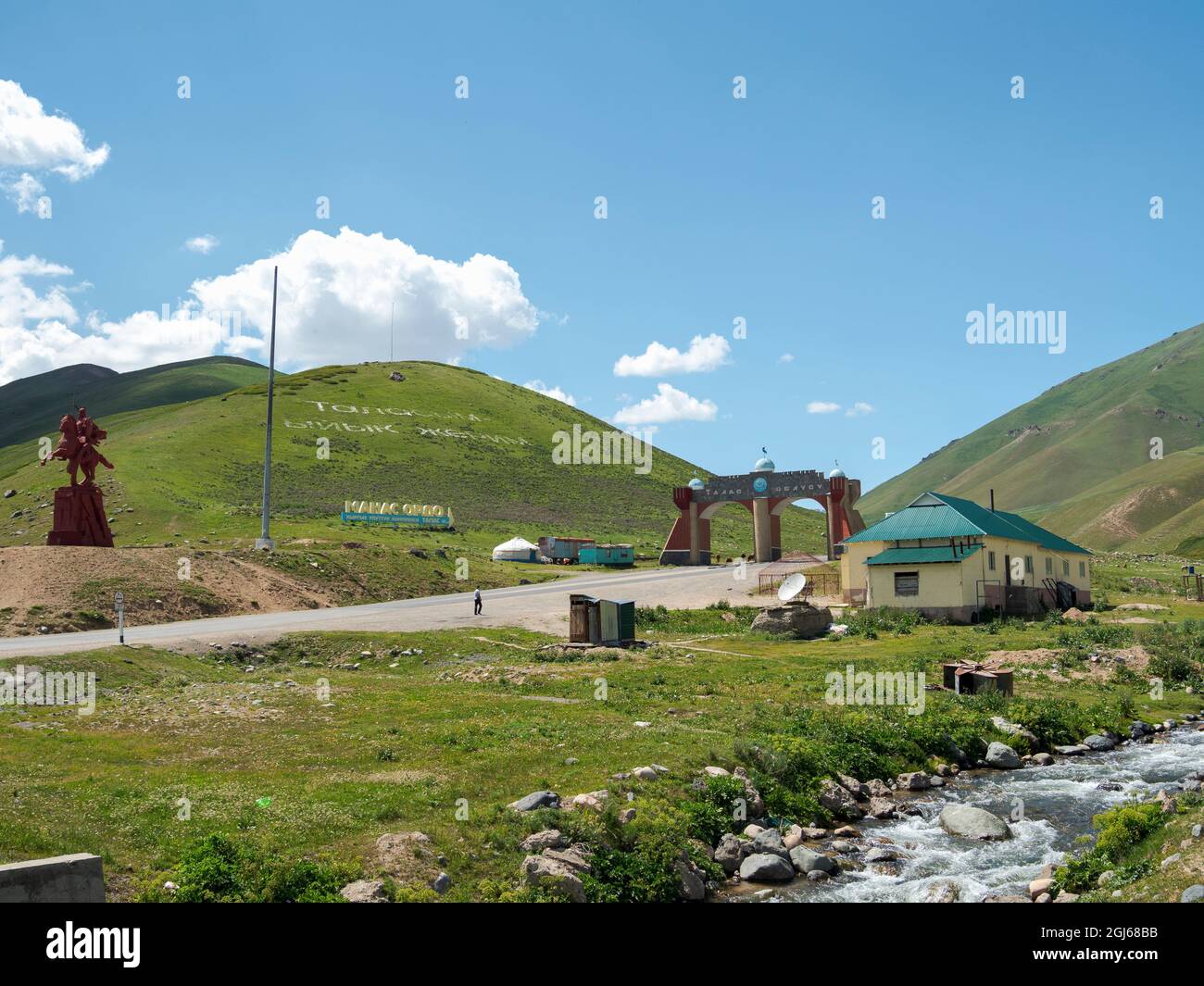 Der Tien Shan Highway, Abzweigung nach Talas. Die Suusamyr-Ebene, ein Hochtal im Tien-Shan-Gebirge, Kirgisistan Stockfoto