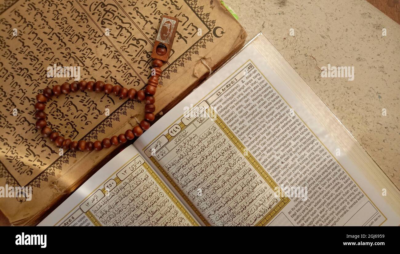Quran und Gebetsperlen an der Oberfläche Stockfoto