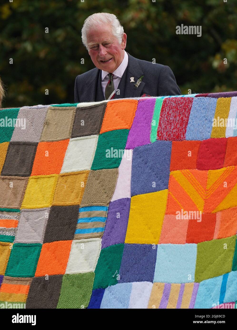 Der Prinz von Wales, der als Herzog von Rothesay in Schottland bekannt ist, enthüllt während eines Besuchs im Dumfries House in Ayrshire eine Strickkunstinstallation, um zu feiern, dass die Prince's Foundation ihr Ziel erreicht hat, die Welt zum Stricken zu bringen. Bilddatum: Donnerstag, 9. September 2021. Stockfoto