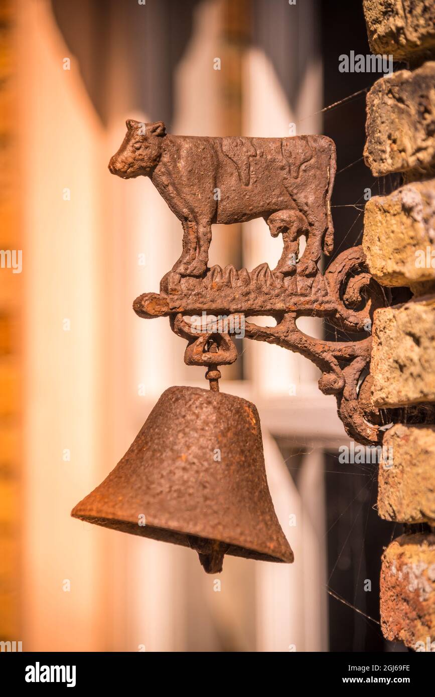 Texel, Niederlande. 13. August 2021. Nahaufnahme einer rostigen Glocke mit Kuhbild. Hochwertige Fotos Stockfoto