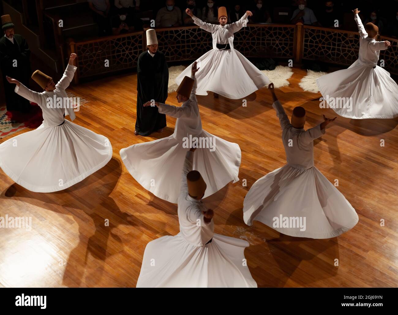 Konya - 05. Oktober 2021: Gruppe von Wirbelnden Derwisch | Semazen, die das Sama-Ritual auf der Bühne vorführen. Tanz der Derwische ist eine Art Meditation über Gott Stockfoto