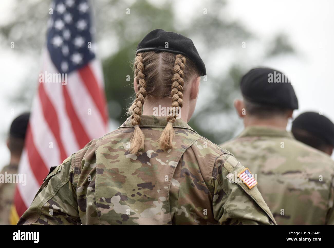 Amerikanische Soldaten und US-Flagge. US-Armee. Militärische Streitkräfte der Vereinigten Staaten von Amerika. Memorial Day. Veterans Day. Stockfoto