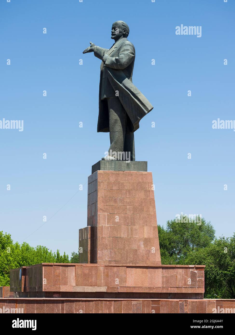 Lenin-Statue auf der Lenin-Allee. Stadt Osch im Fergana-Tal nahe der Grenze zu Usbekistan, Kirgisistan Stockfoto