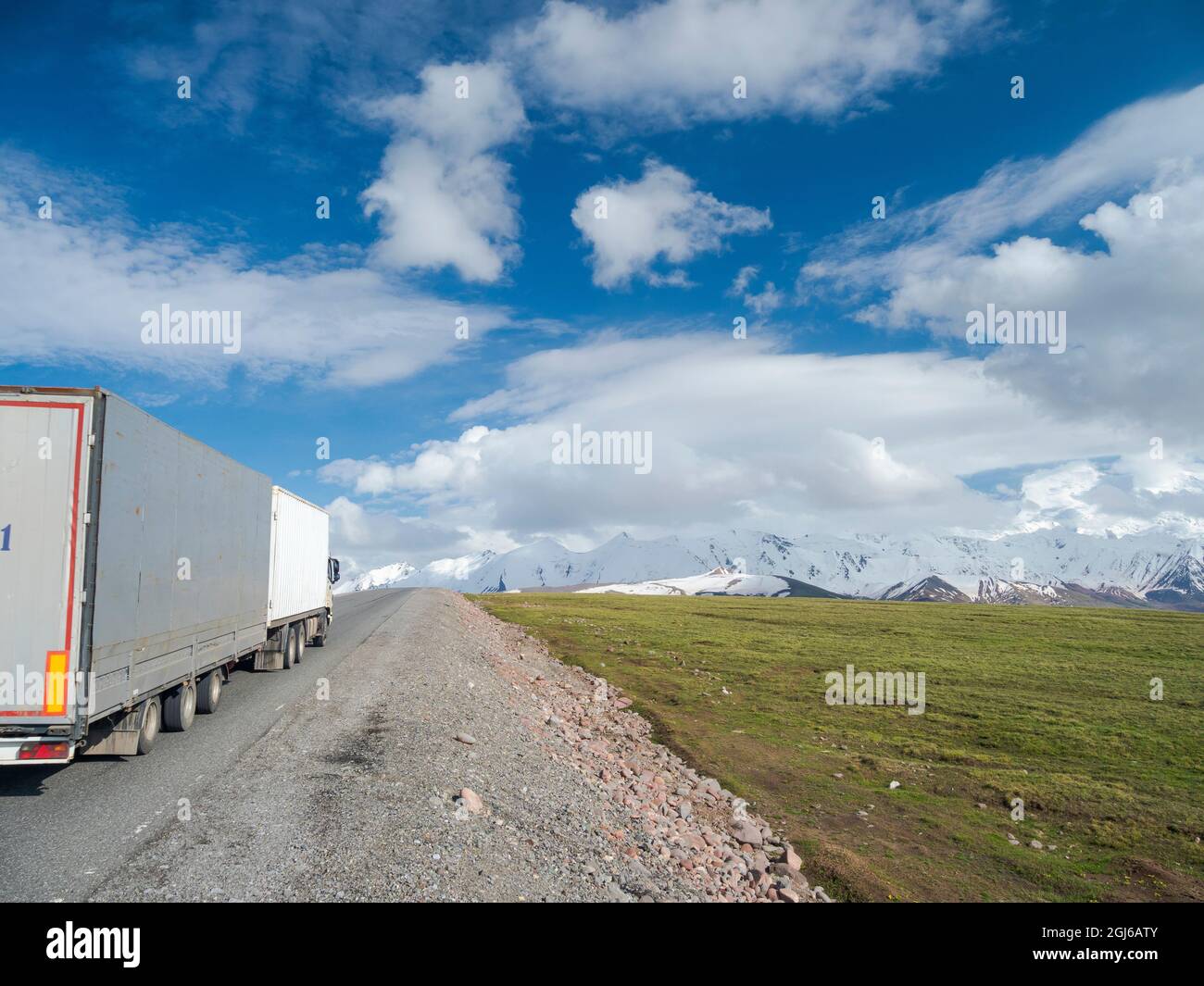 Irkeschtam-Pass nahe der chinesischen Grenze. Der Pamir Highway im Alay Valley im Pamir Gebirge. Zentralasien, Kirgisistan Stockfoto