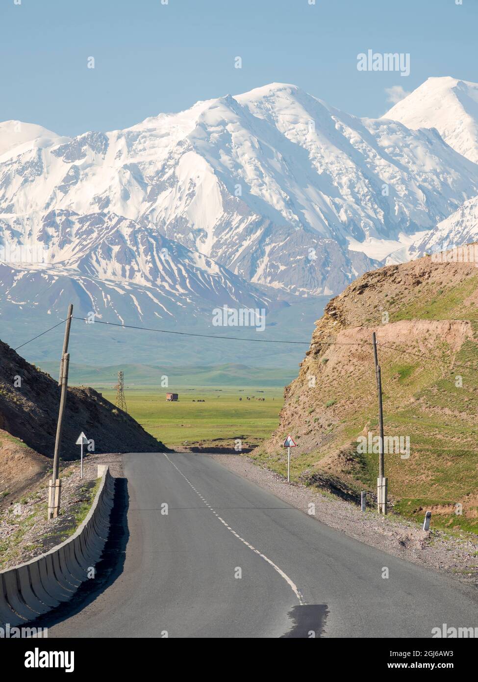 Der Pamir Highway im Alay Valley im Pamir Gebirge. Zentralasien, Kirgisistan Stockfoto