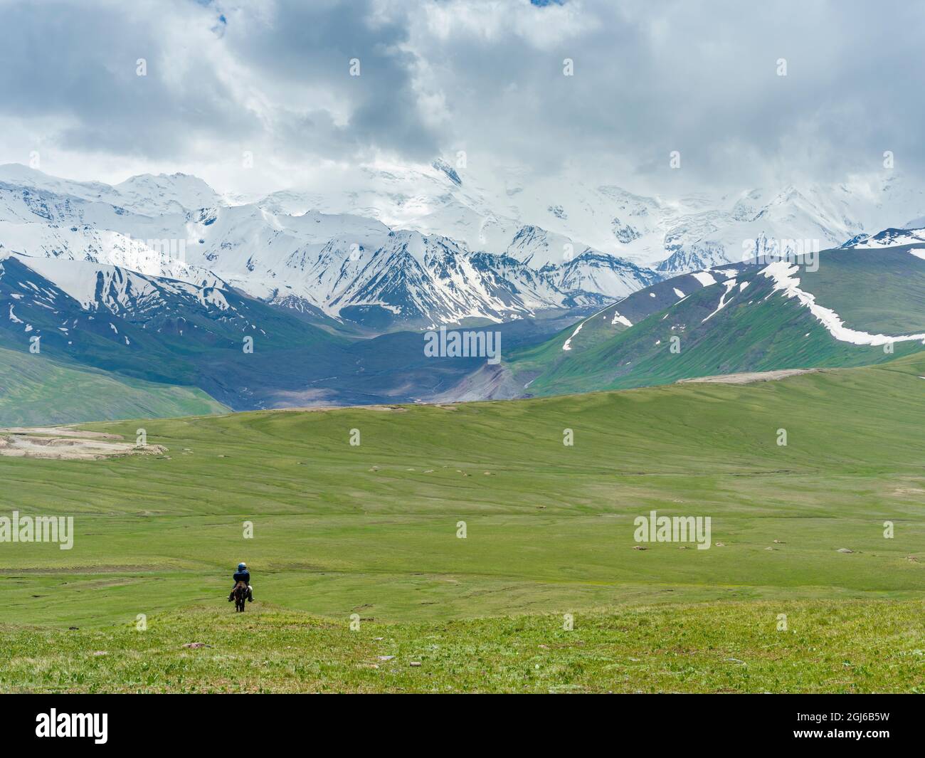 Hirte auf Esel. ALAJ-Tal vor dem Trans-Alay-Gebirge im Pamir-Gebirge. Zentralasien, Kirgisistan Stockfoto