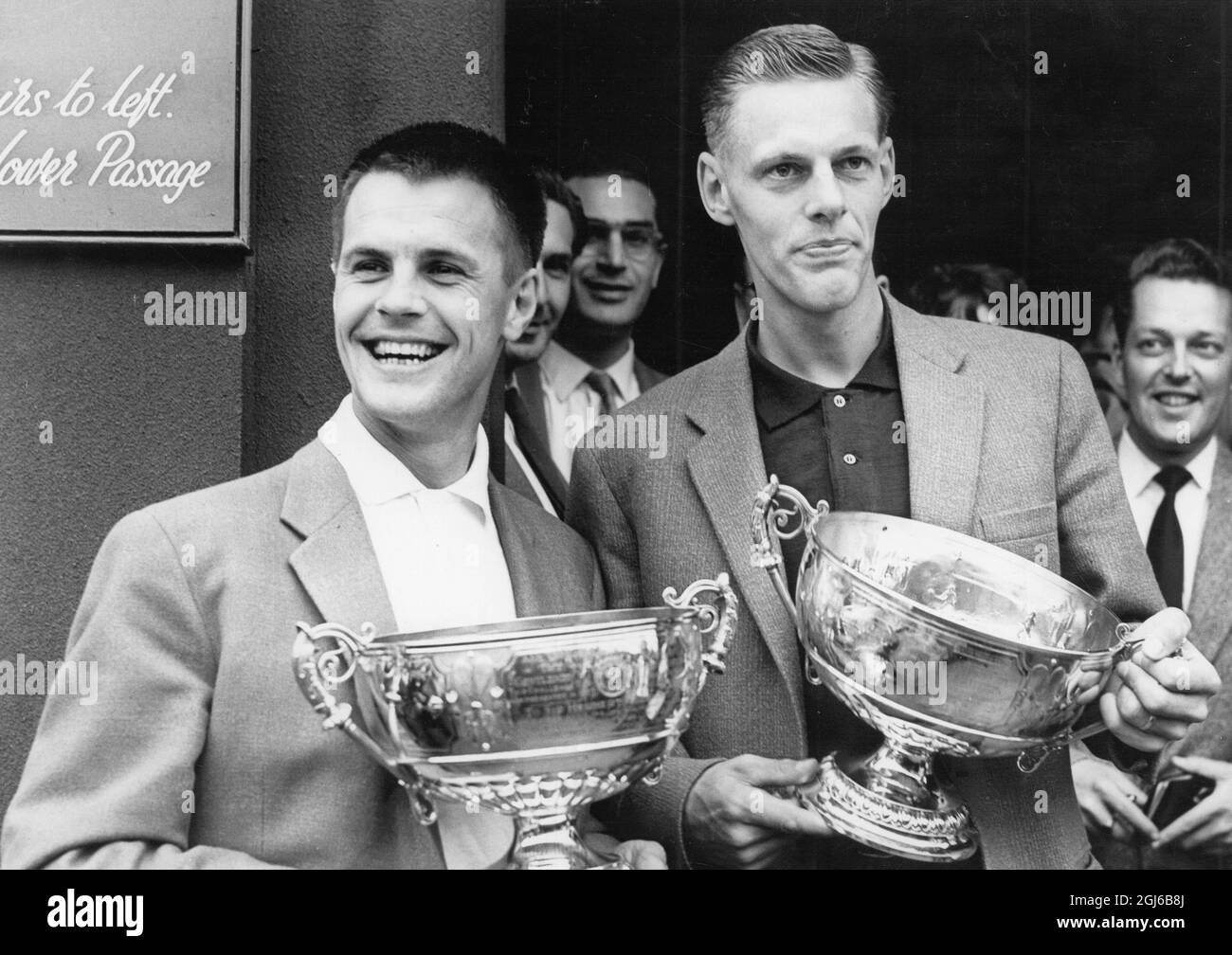 S Davidson (mit U Schmidt und dem Mens Doubles Cup) - Tennismeister - Wimbledon - 30. Juni 1958 Stockfoto