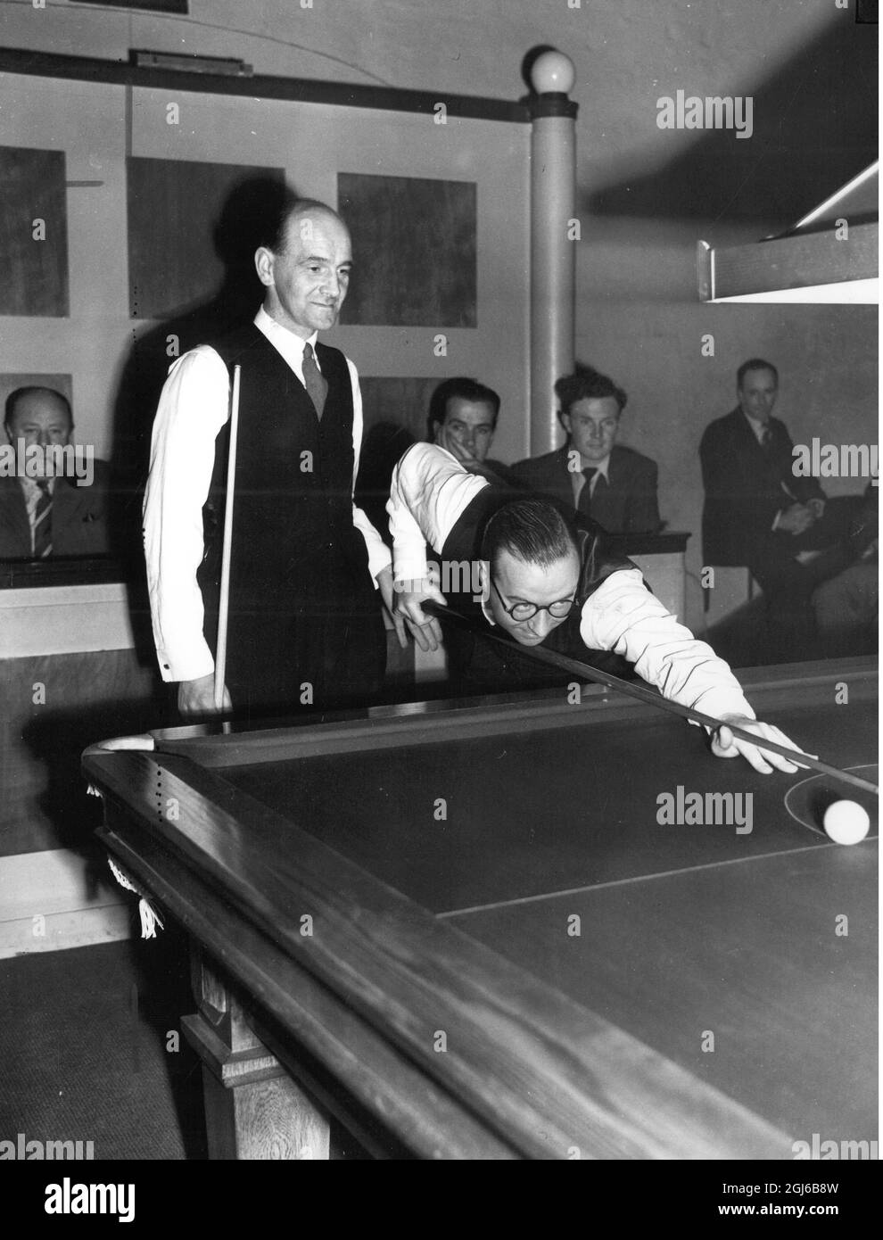 Fred Davis ( 1913 - 1998 ) englischer Snooker-Billard-Spieler gesehen brechen während der Snooker-WM-Finale in Leicester Square Hall London . Walter Donaldson aus Schottland schaut am 19. April 1948 Stockfoto