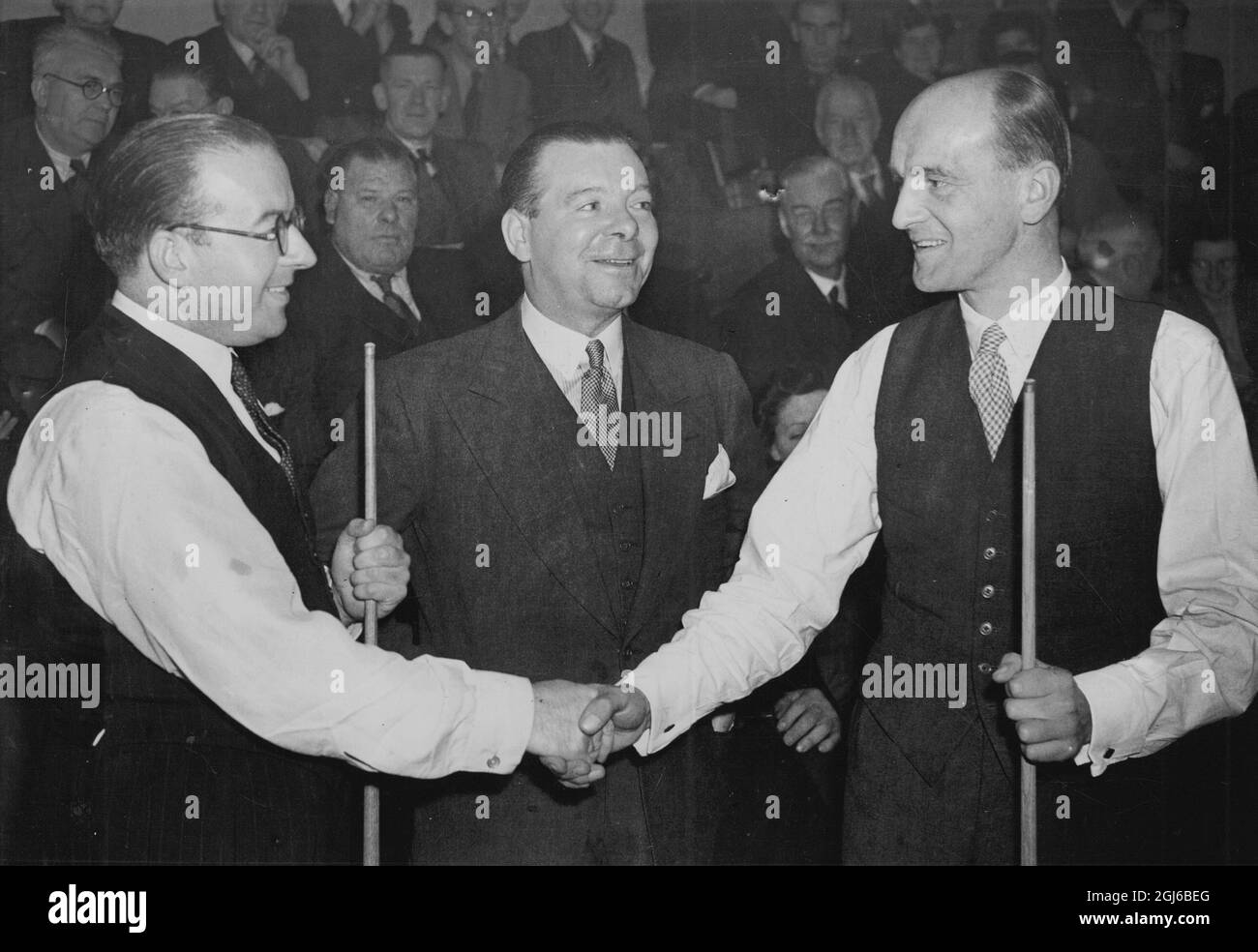 Walter Donaldson (rechts) gratulierte Fred Davis nach dem Gewinn der Snookerweltmeisterschaft - Joe David ist in der Mitte (ehemaliger ungeschlagter Champion) - Leicester Square Hall - 24. Oktober 1947 Stockfoto