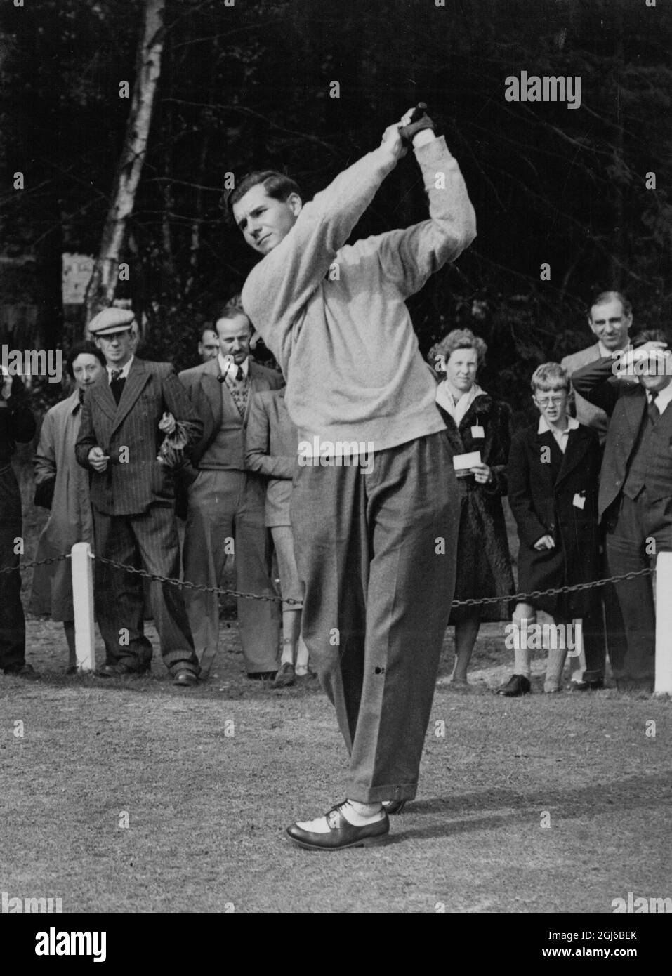 Flory van Donck - Belgischer Golfer, der vom ersten Abschlag beim Dunlop Masters Professional Golf Turnier auf dem Golfplatz Sunningdale fährt - 7. Oktober 1948 Stockfoto