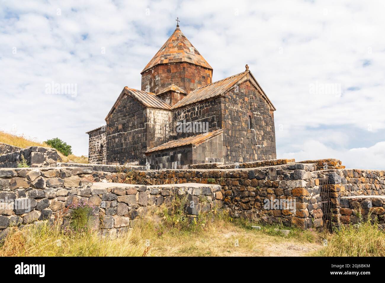 Armenien, Sevan. Die Kirche der Surp Arakelots im Kloster Sevanavank am Sevan-See. Stockfoto