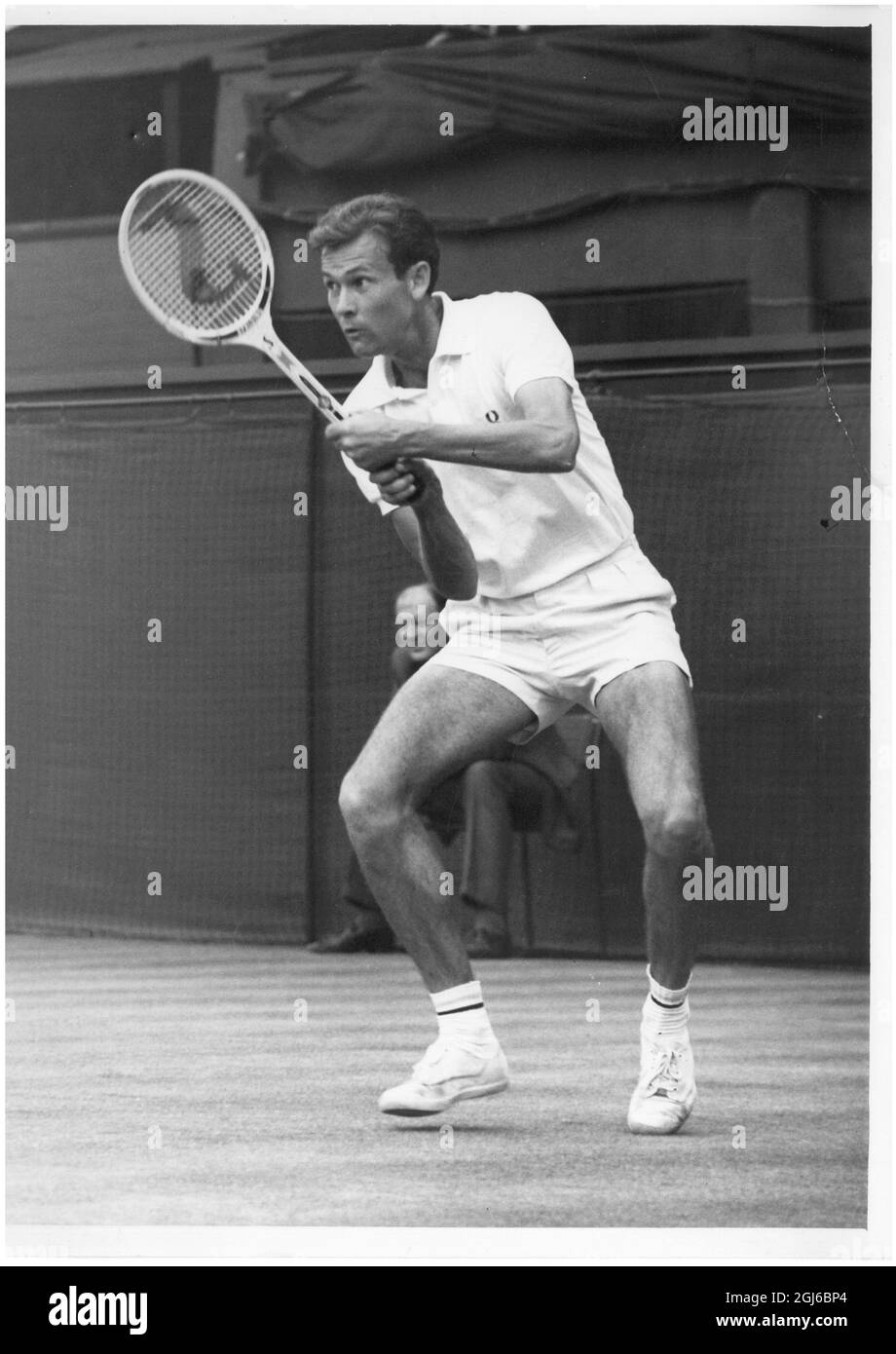 Cliff Drysdale (S . Afrika) bei den Wimbledon-Tennisturnieren im Jahr 1967. Spielen in seinem Spiel gegen R . Taylor (G) B . ) . Juli 1967 Stockfoto