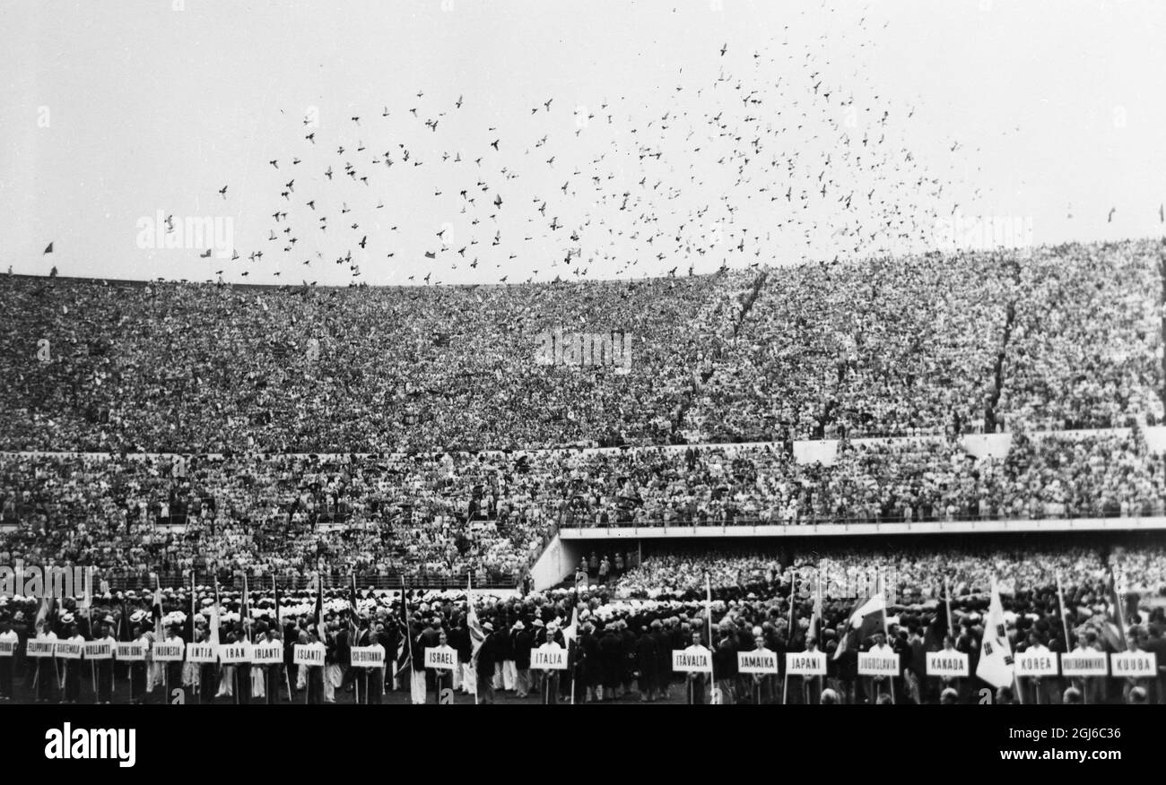 Die Veröffentlichung von Tauben markiert die Eröffnung der Spiele die Szene im Olympiastadion, in der Tausende von Tauben als Signal dafür veröffentlicht werden, dass die Olympischen Spiele von 1952 offiziell eröffnet wurden. Juli 1952 Stockfoto