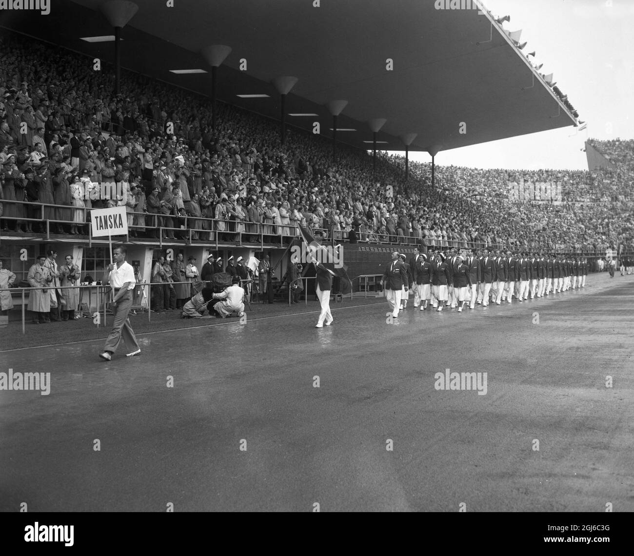 Helsinki: Das dänische Team paradiert an der Box des Präsidenten vorbei, während der heutigen Eröffnungsfeier der Olympischen Spiele im Olympiastadion. Juli 1952 Stockfoto