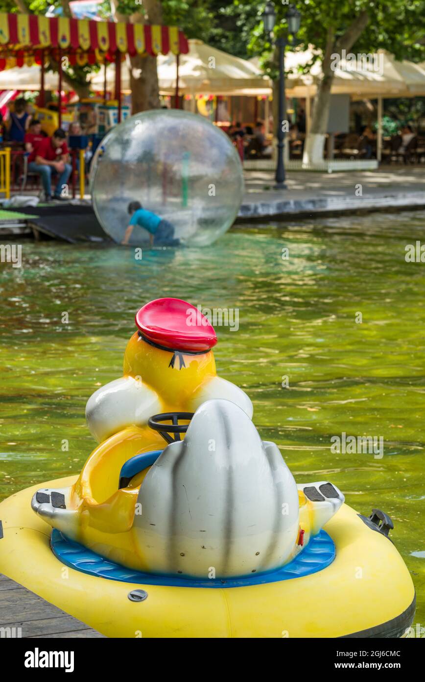 Armenien, Jerewan. Eritasardakan Park, Kinder spielen im Orb oder im menschlichen Hamsterball. Stockfoto