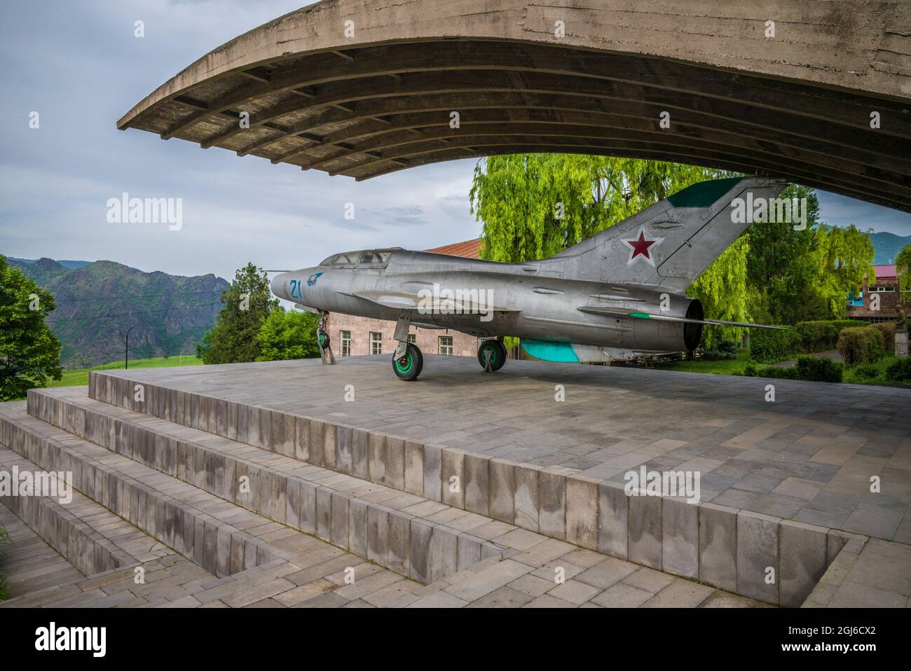 Armenien, Debed Canyon, Sanahin. MiG-21 Jetfighter Denkmal für den Geburtsort der Mikoyan-Brüder, Anastas, Mitglied des sowjetischen Politbüros und Artyom, de Stockfoto