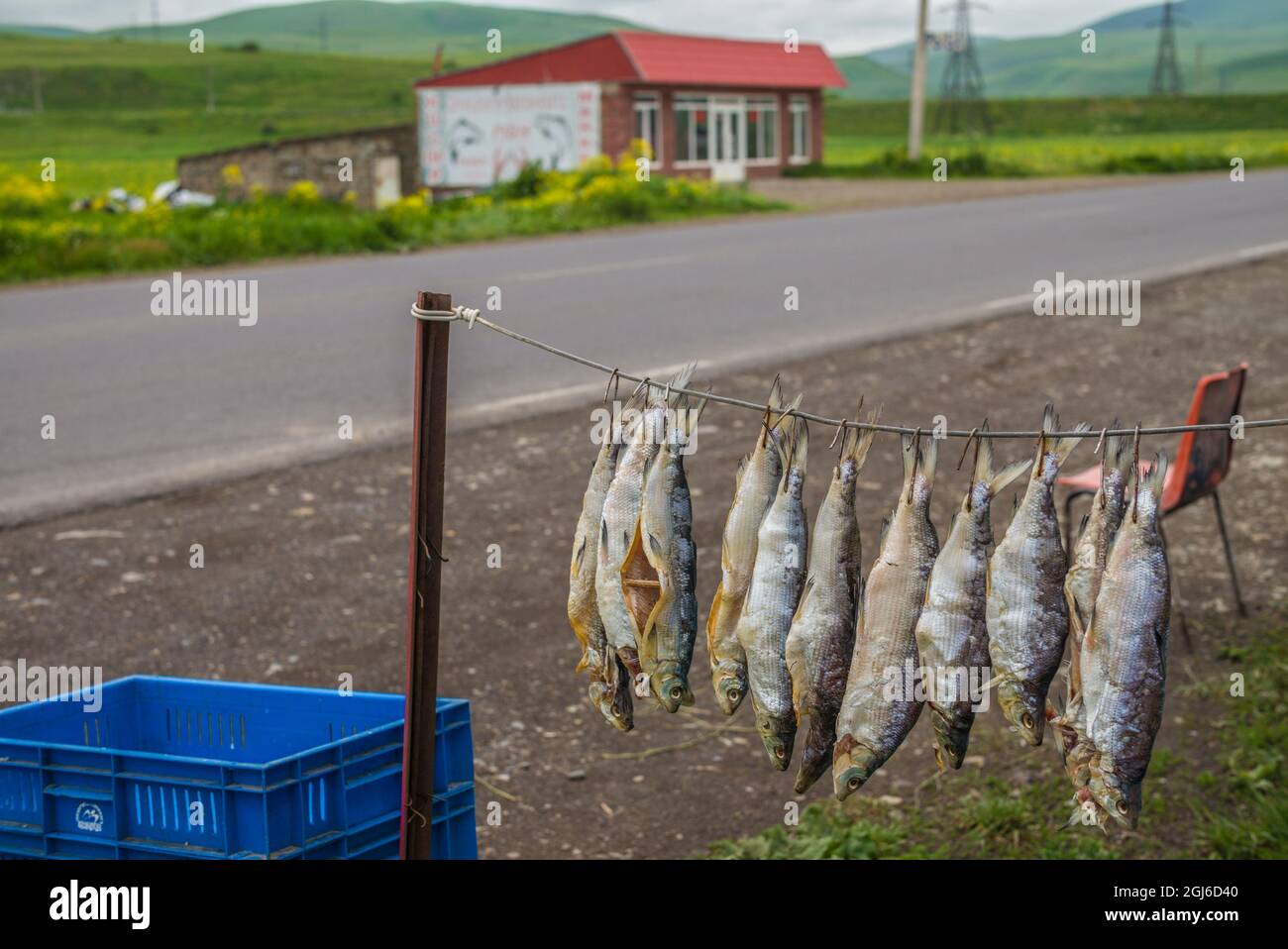 Armenien, Sevan. Fischhütten, die geräucherten Fisch verkaufen. Stockfoto