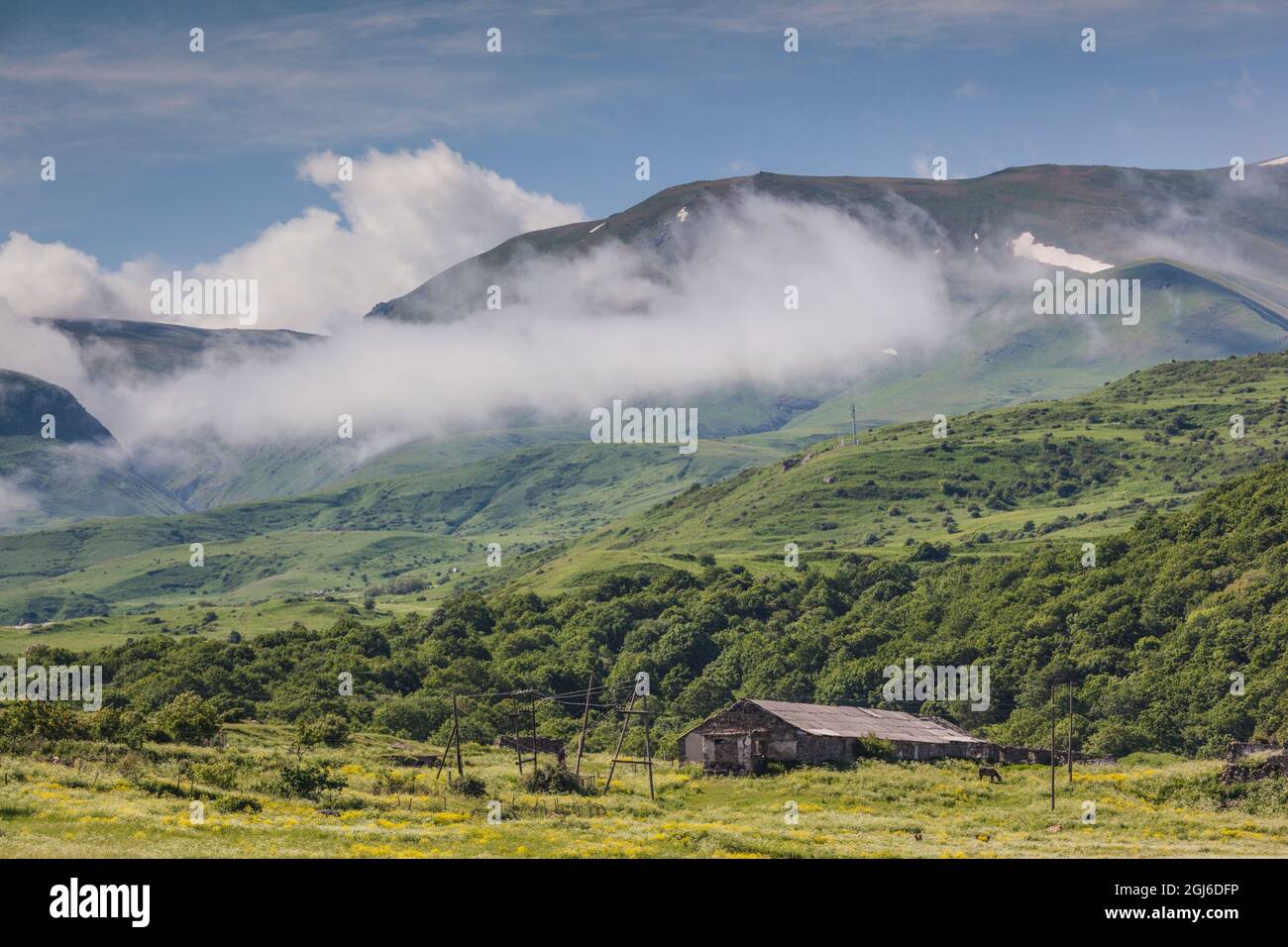 Armenien, Saralan. Zangezur Berge, Bergnebel im Sommer. Stockfoto