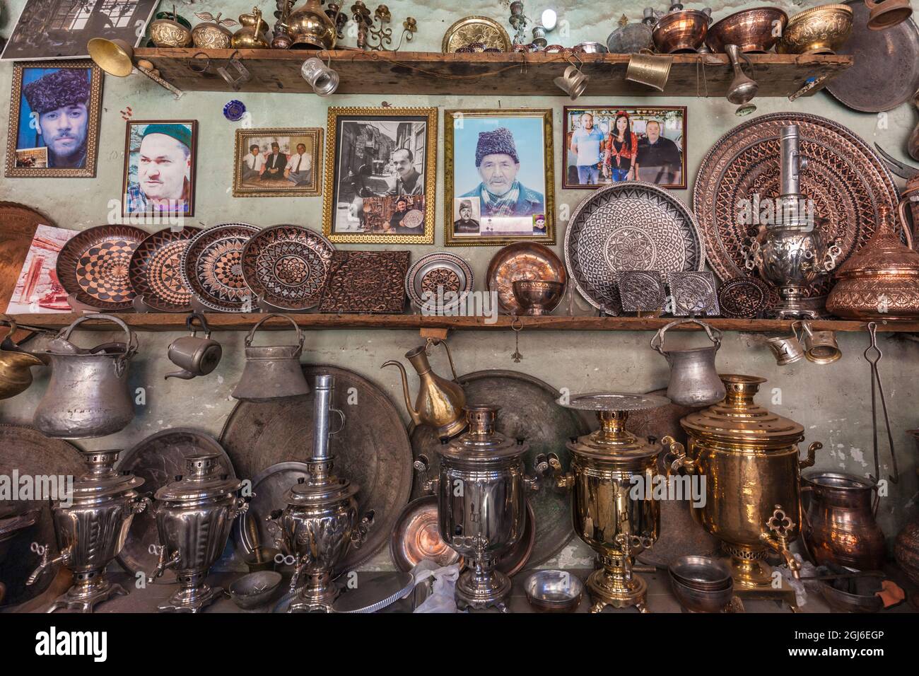 Aserbaidschan, Lahic. Handgefertigte Metallarbeiten in der Werkstatt des Metallarbeiters Stockfoto