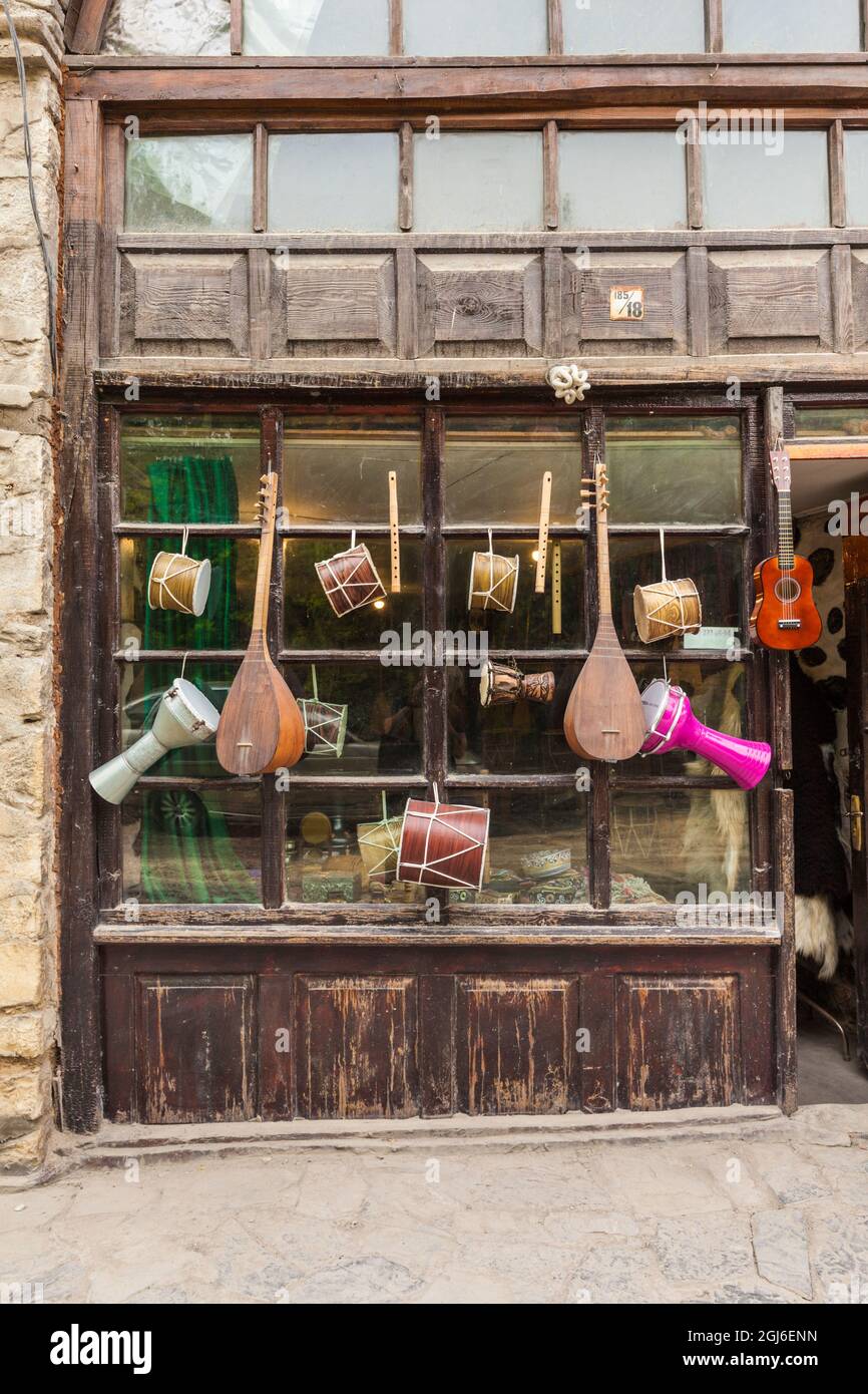 Aserbaidschan, Sheki. Traditionelle Instrumente vor dem Musikgeschäft Stockfoto